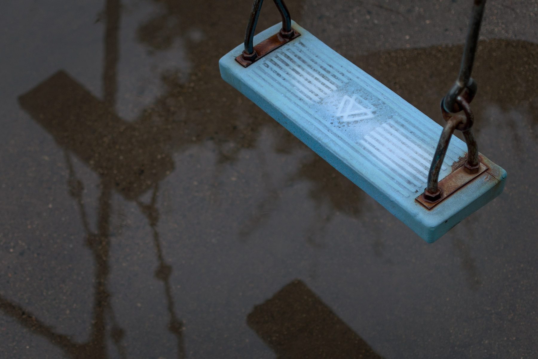 雨上がりの公園　水たまりにポッカリ浮かぶブランコ