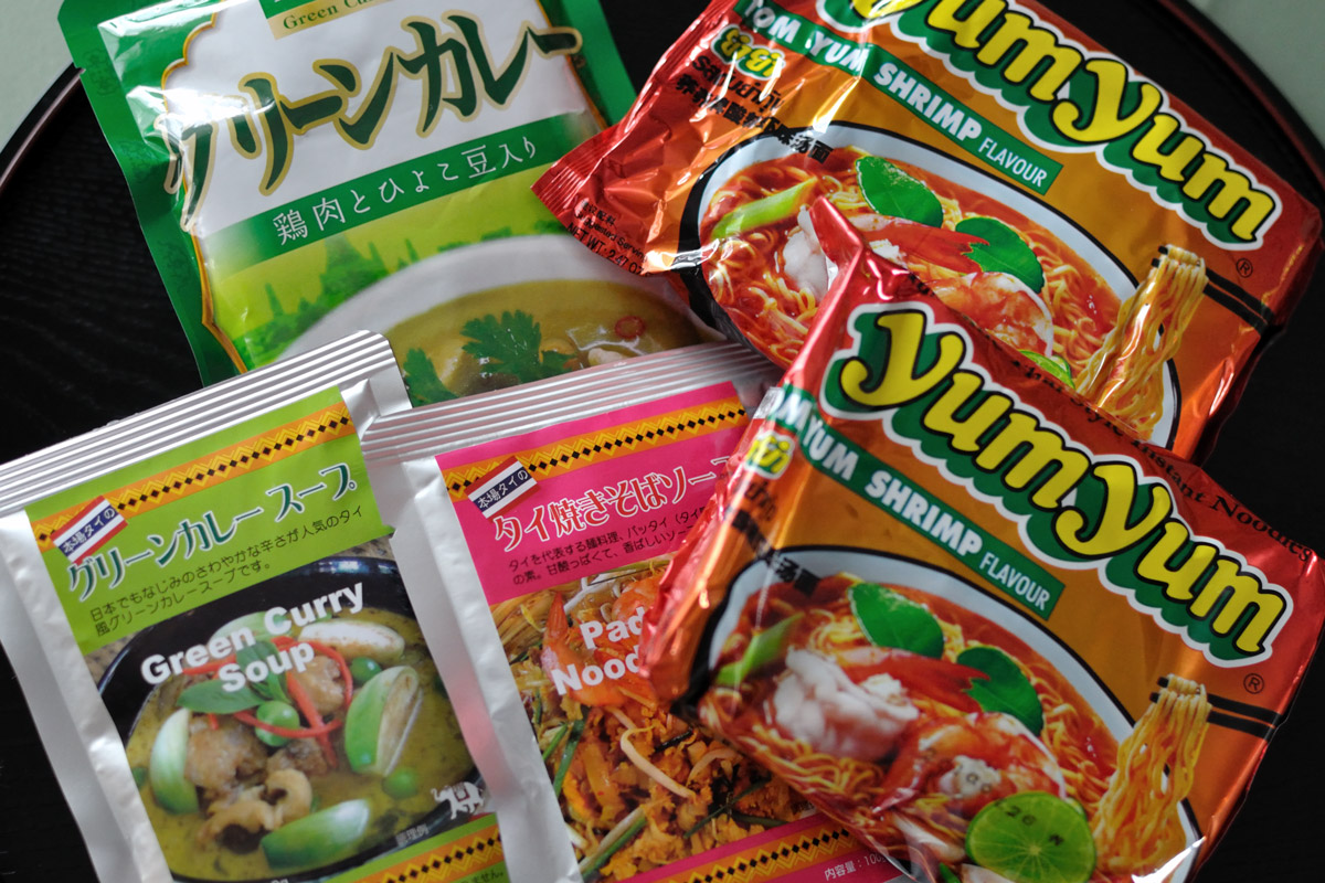 函館市柏木町のキャン・ドゥで買ったタイフーズ「トムヤム麺」「グリーンカレー」「グリーンカレースープ」「タイ焼きそば（パッタイ）ソース」