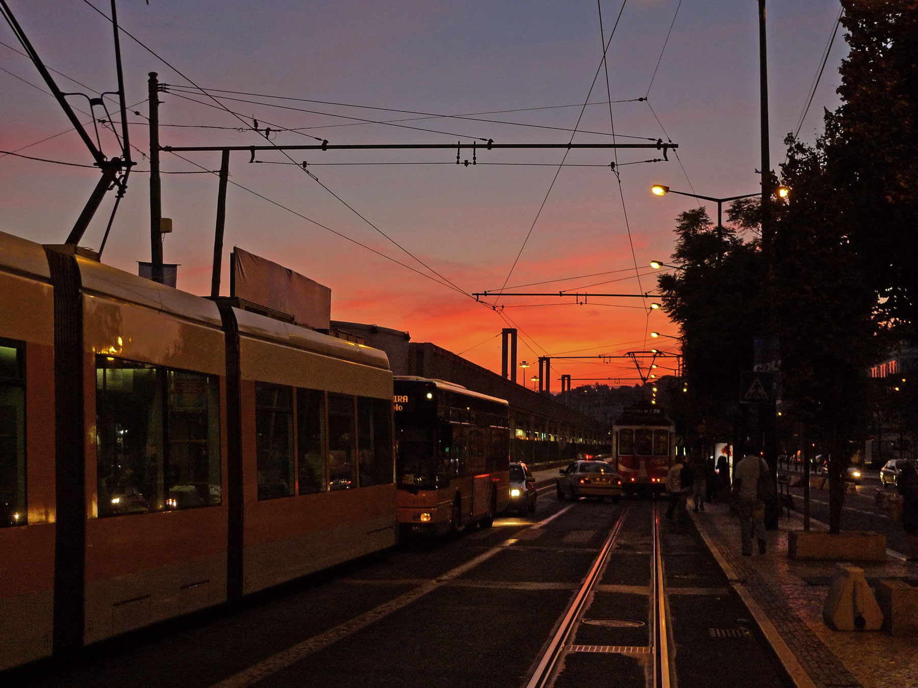 夕焼けに染まるカイス・ド・ソドレ駅前　リスボン市電の電停と線路　撮影：DMC-LX3