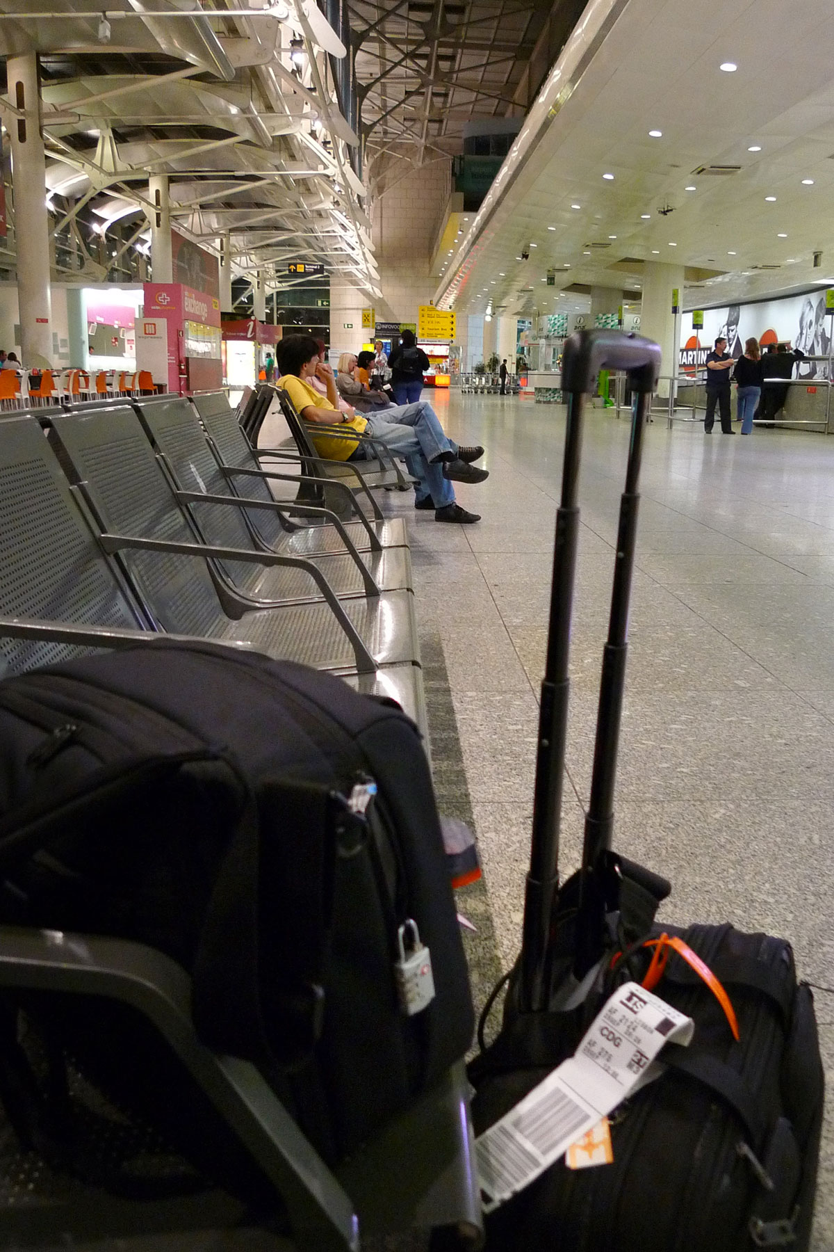 リスボン空港到着ロビー　ソフトキャリーとベンチに置いたカメラバッグ