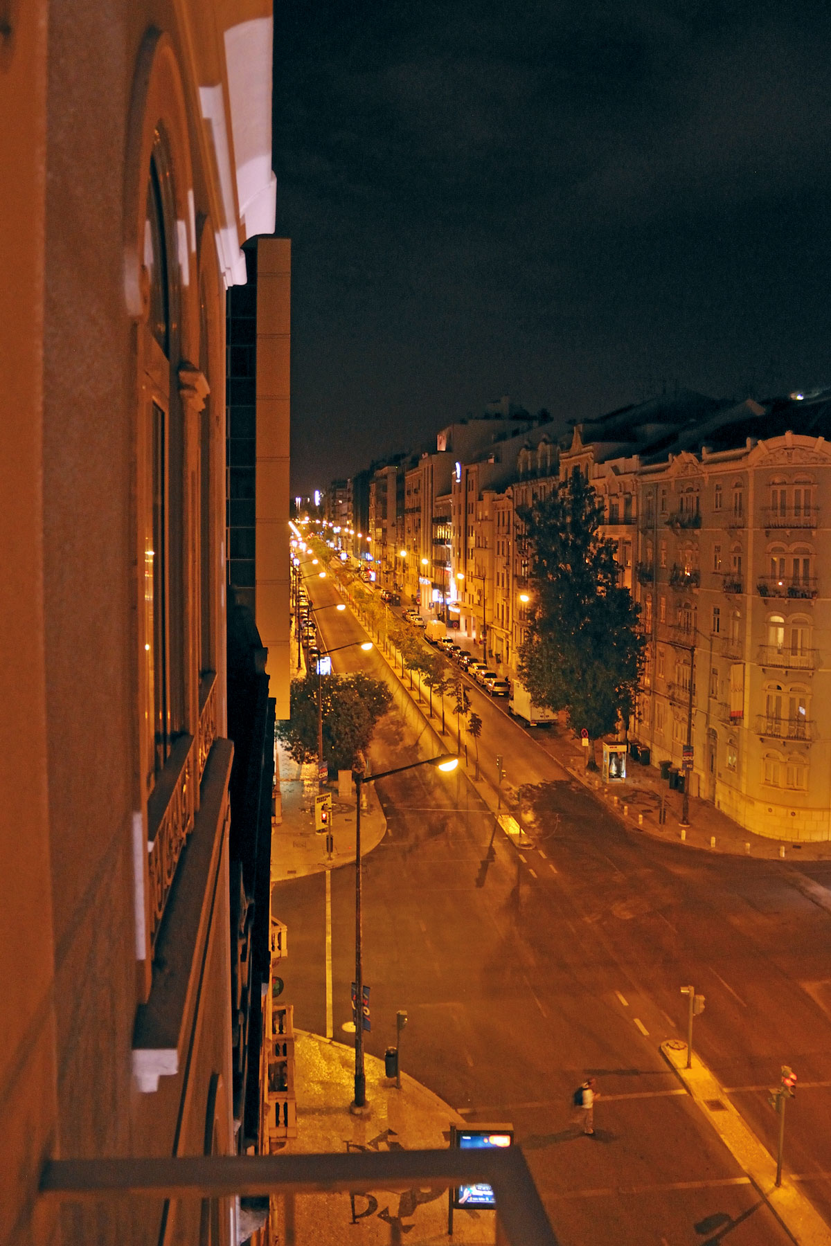 リスボンのホテルセテコリナーシュのバルコニーから見たオレンジ色に染まった夜の街並　撮影：NIKON D300 + TOKINA 16-50mm