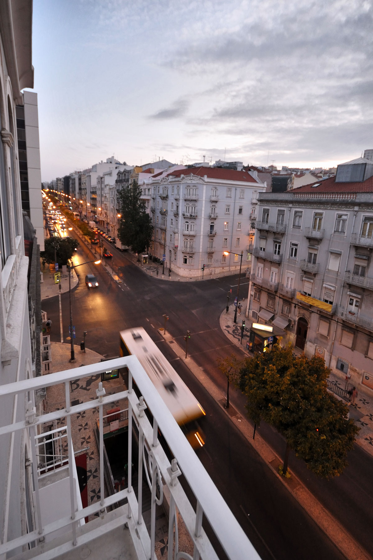 「ホテルセテコリナーシュ」の客室から眺める朝のリスボンの街　撮影：NIKON D90, SIGMA 10-20mm