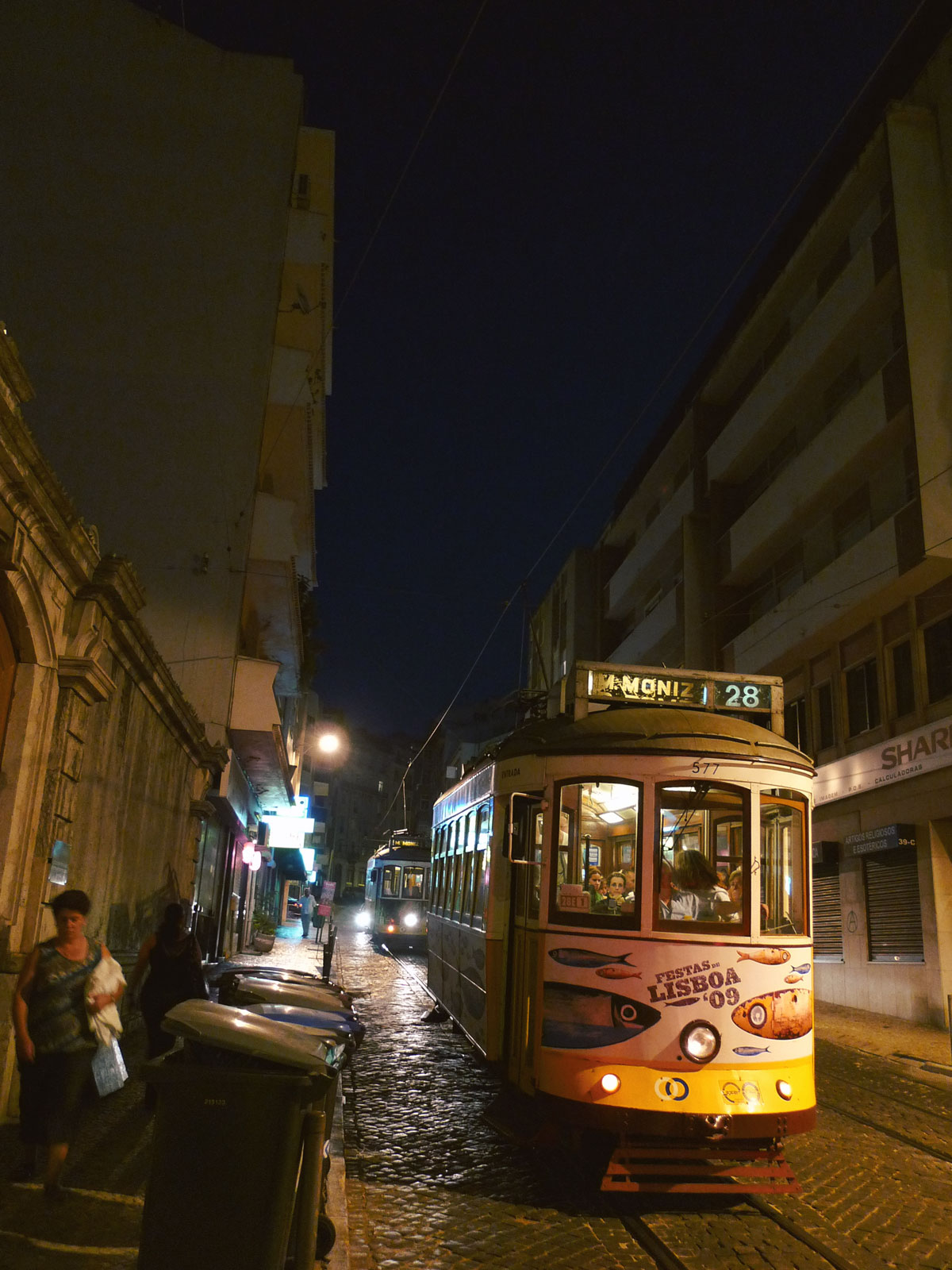 すっかり日が落ちたリスボンの裏通りを走る28番線の路面電車　撮影：DMC-LX3