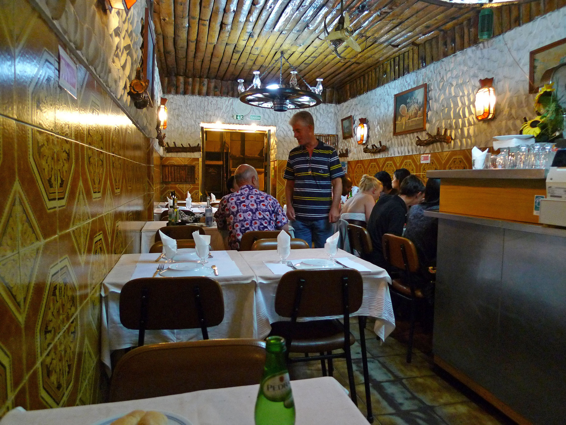 リスボン「ホテルセテコリナース」から徒歩数分のレストランの店内　撮影：DMC-LX3,