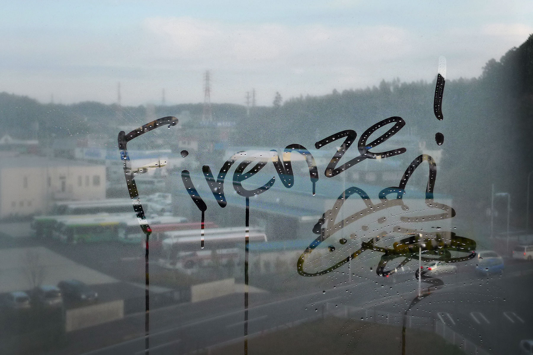 曇りガラスに描いた飛行機とフィレンツェの文字