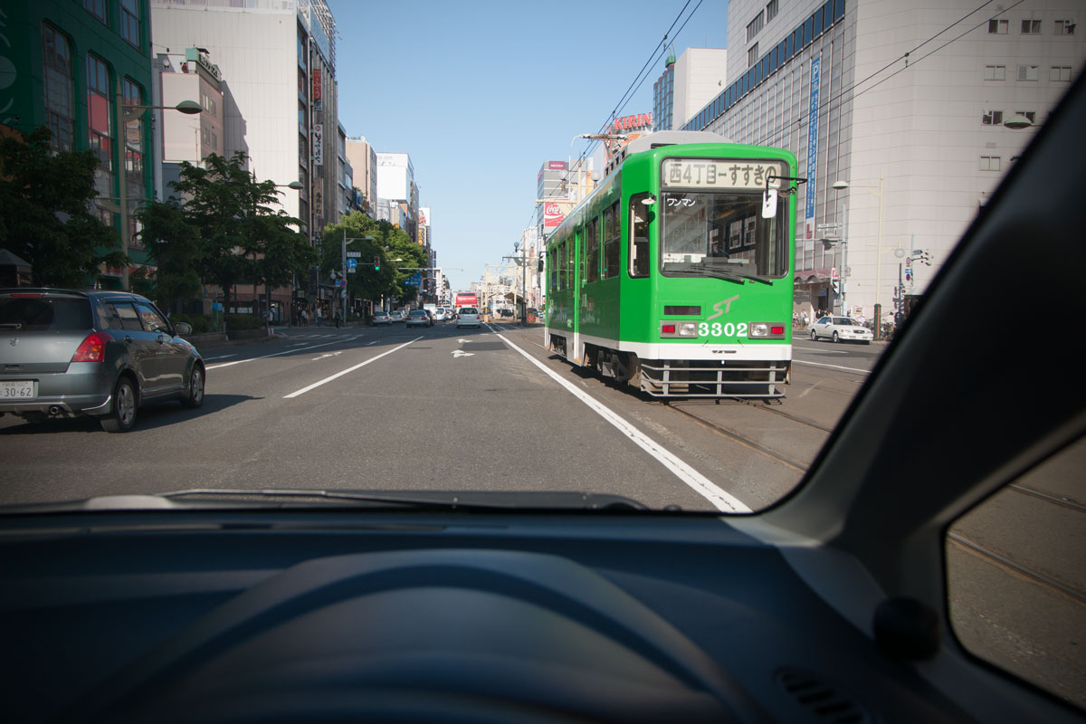 終点「すすきの」へ向かう札幌市電　撮影：NIKON D90 + TOKINA 16-50mm