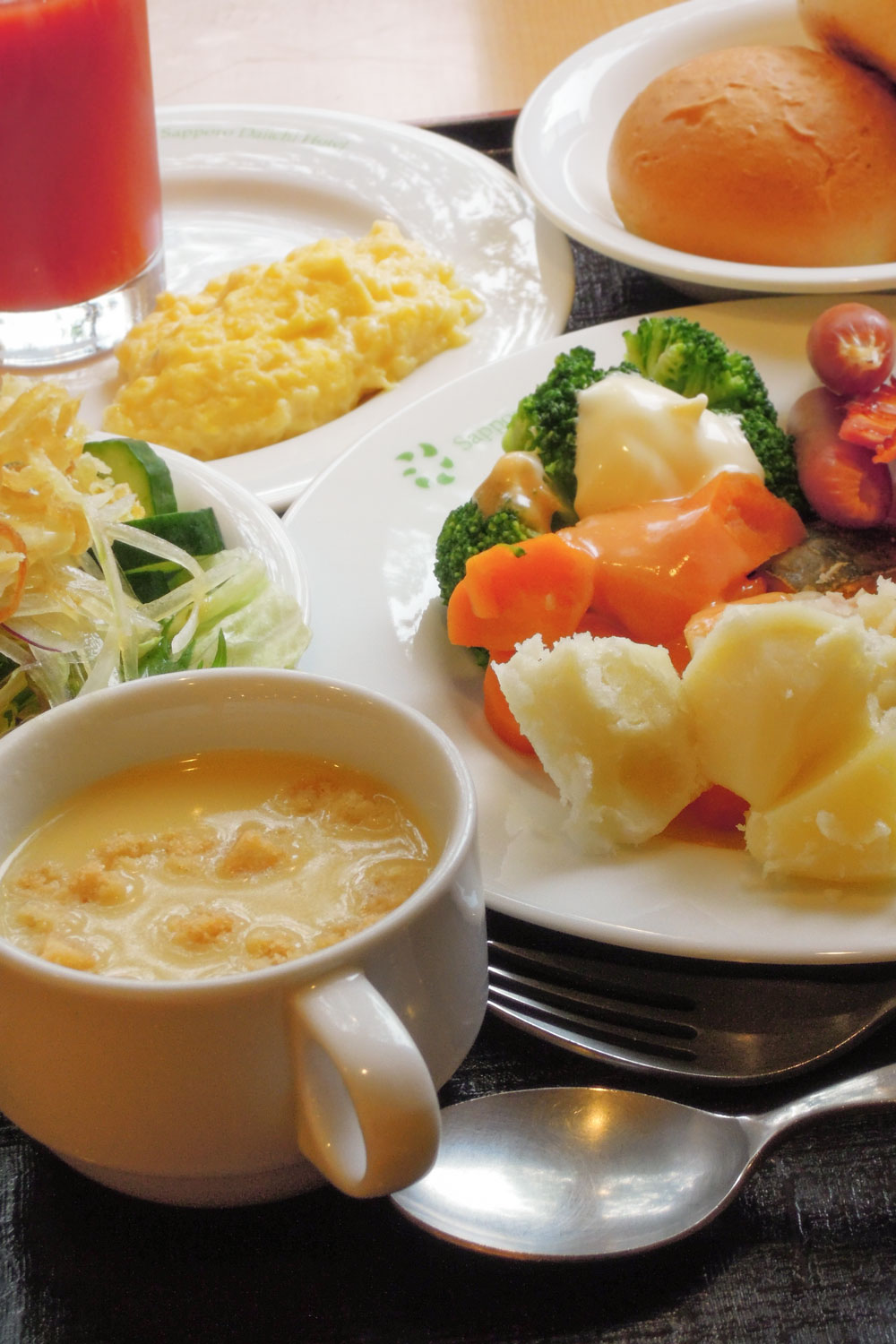 札幌第一ホテルの朝食　蒸し野菜とコーンポタージュ　撮影：NIKON COOLPIX 300