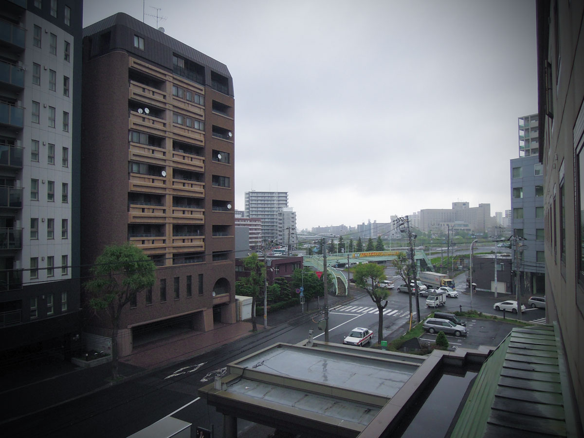 札幌第一ホテルの窓から見た豊平川方面の風景　どんよりと暗い　撮影：NIKON COOLPIX 300
