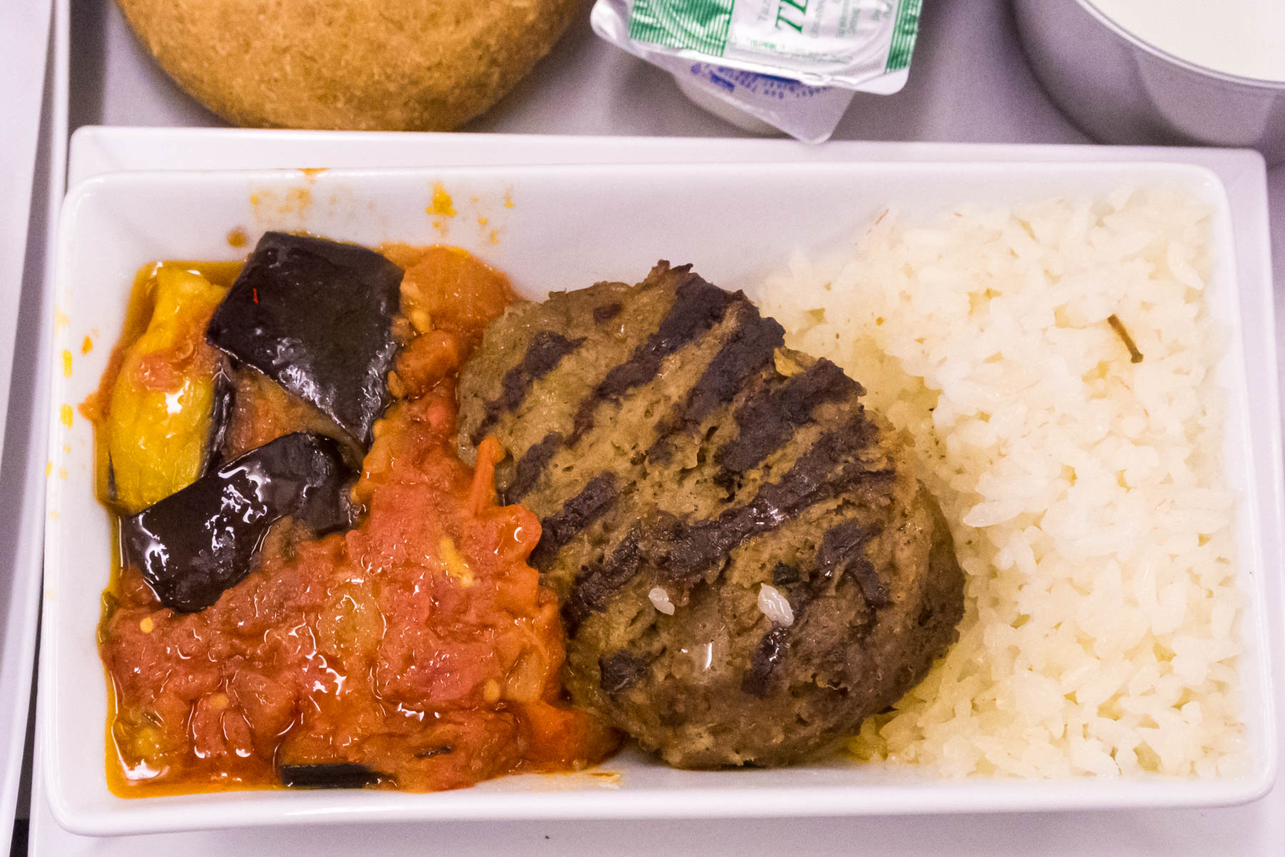 「肉々しさ」と風合い、脂の焦げた香ばしさがまさに「ステーキ」　ハンバーグに対する概念を変えた一品　人生で一番美味しかったトルコ航空の機内食ビーフハンバーグ　撮影：NIKON1 V1 + 1 NIKKOR 10-30mm