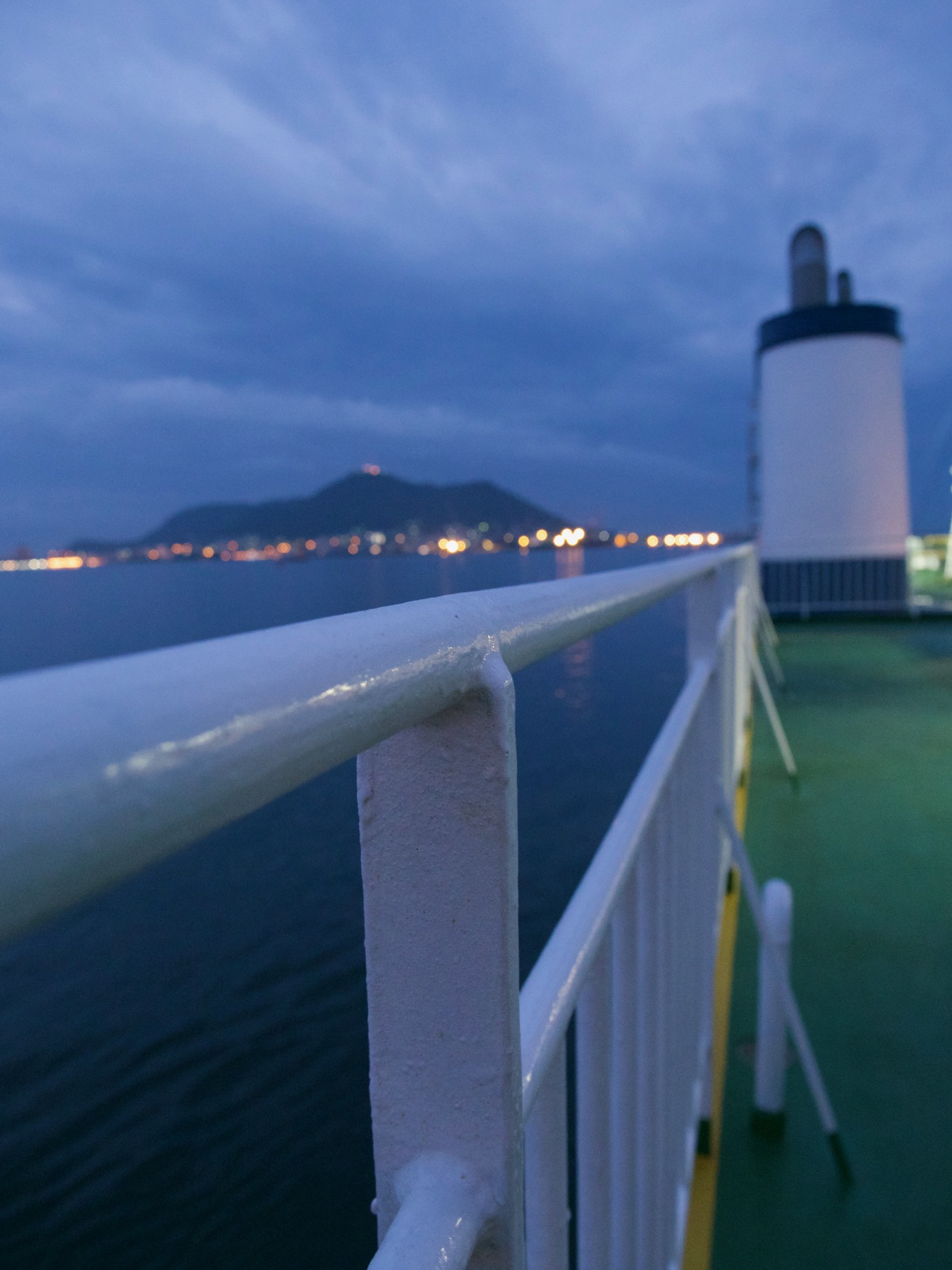夜明け前のフェリーデッキと函館港