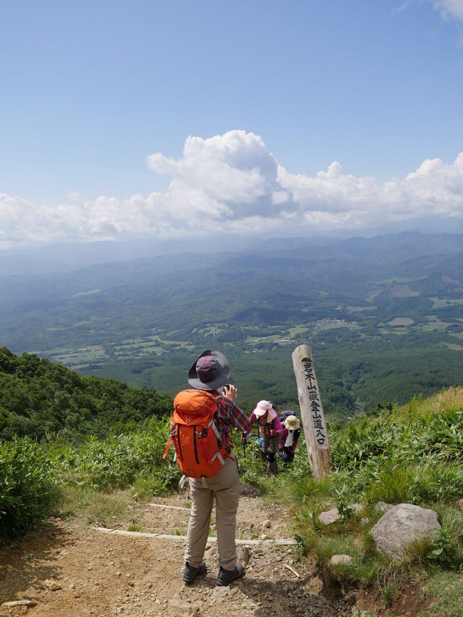 岩木山登山道のゴールと登山客と眼下の絶景