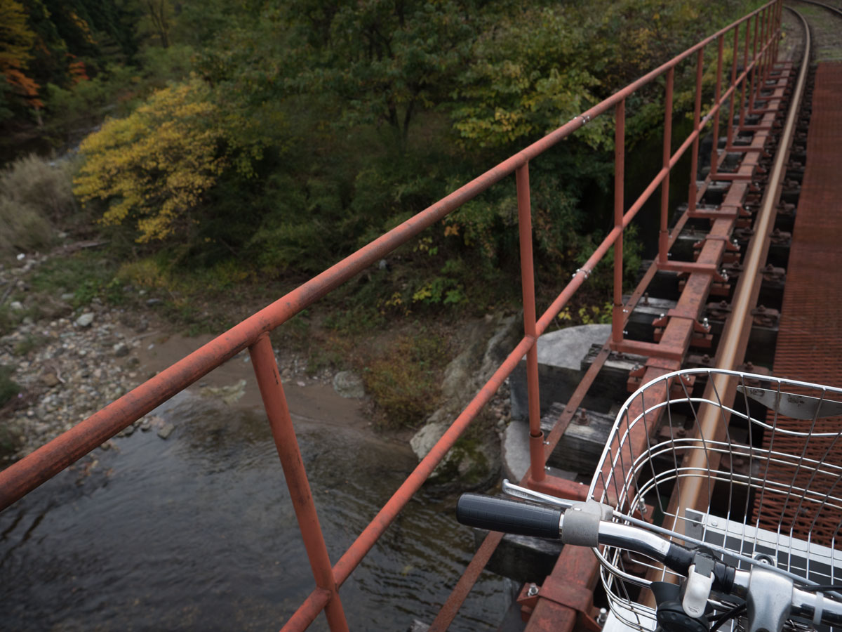 鉄橋でスローダウン　紅葉の渓谷を存分に楽しむ　