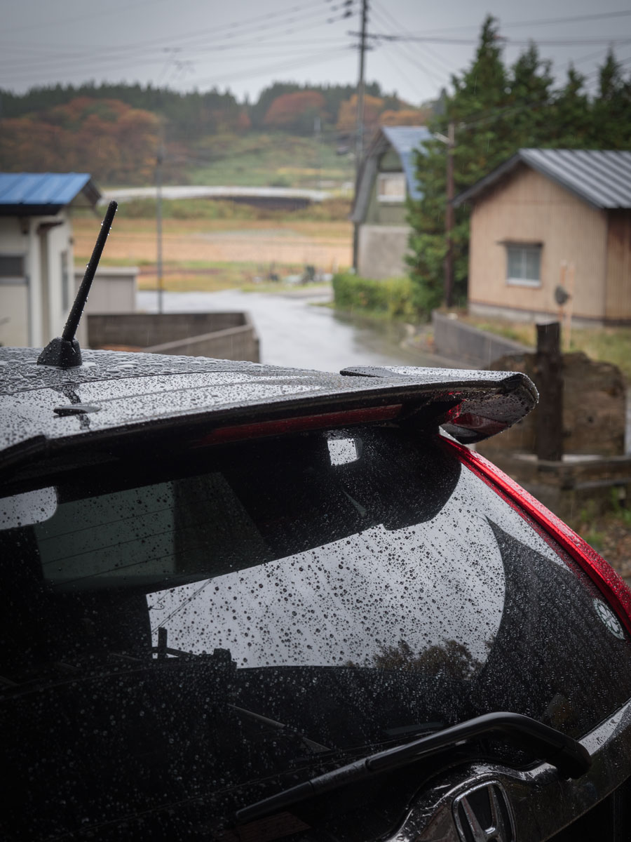 雨に濡れる車の後部