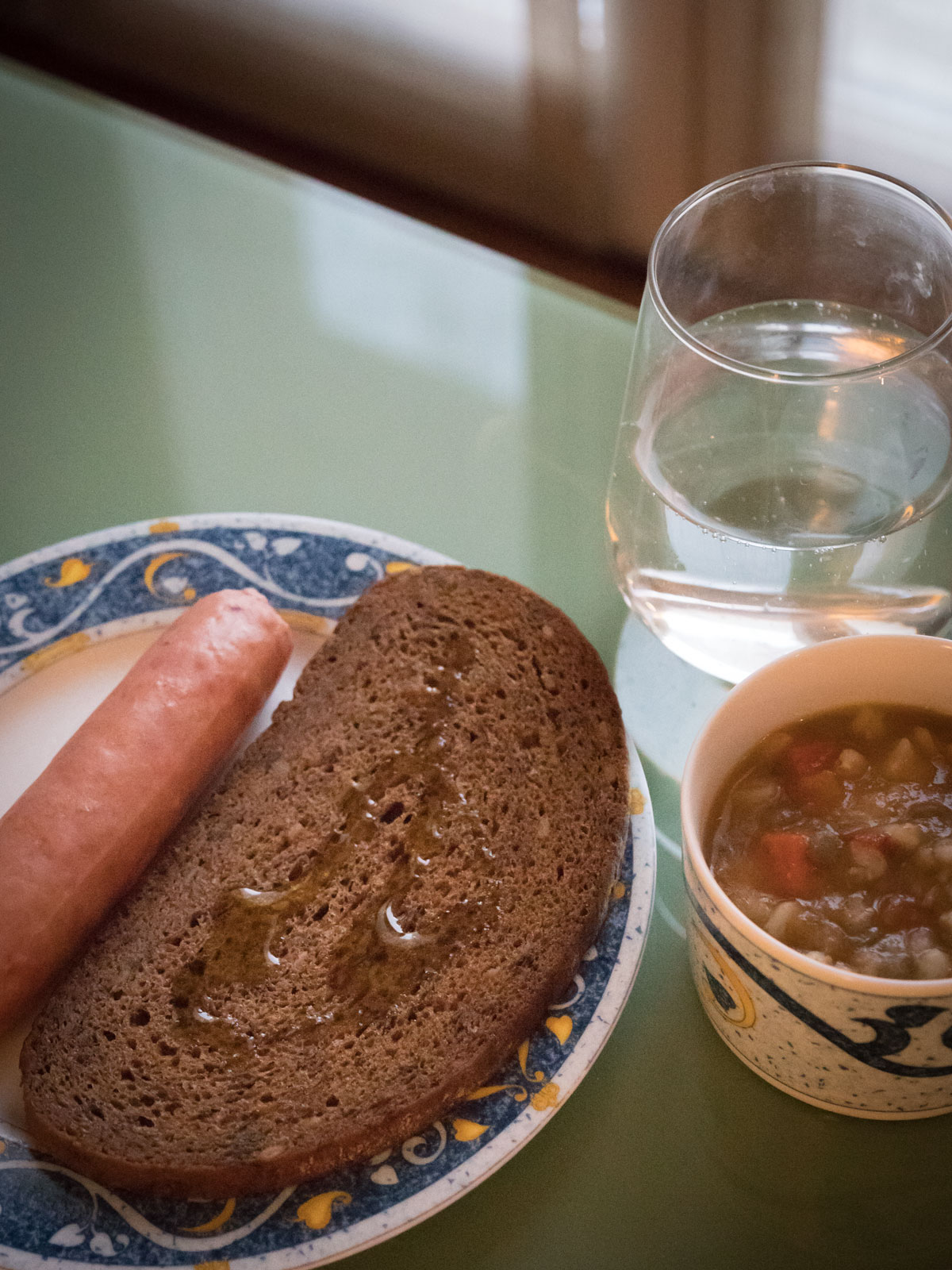 黒パンとソーセージ、ミネストローネ　超簡単な朝食朝食 DMC-GX8 + LEICA DG 