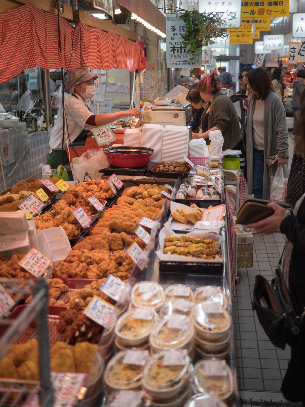 弘前「虹のマート」焼き魚の店とは反対側の一角の惣菜屋　撮影：DMC-GX8 + LEICA DG 12-60mm