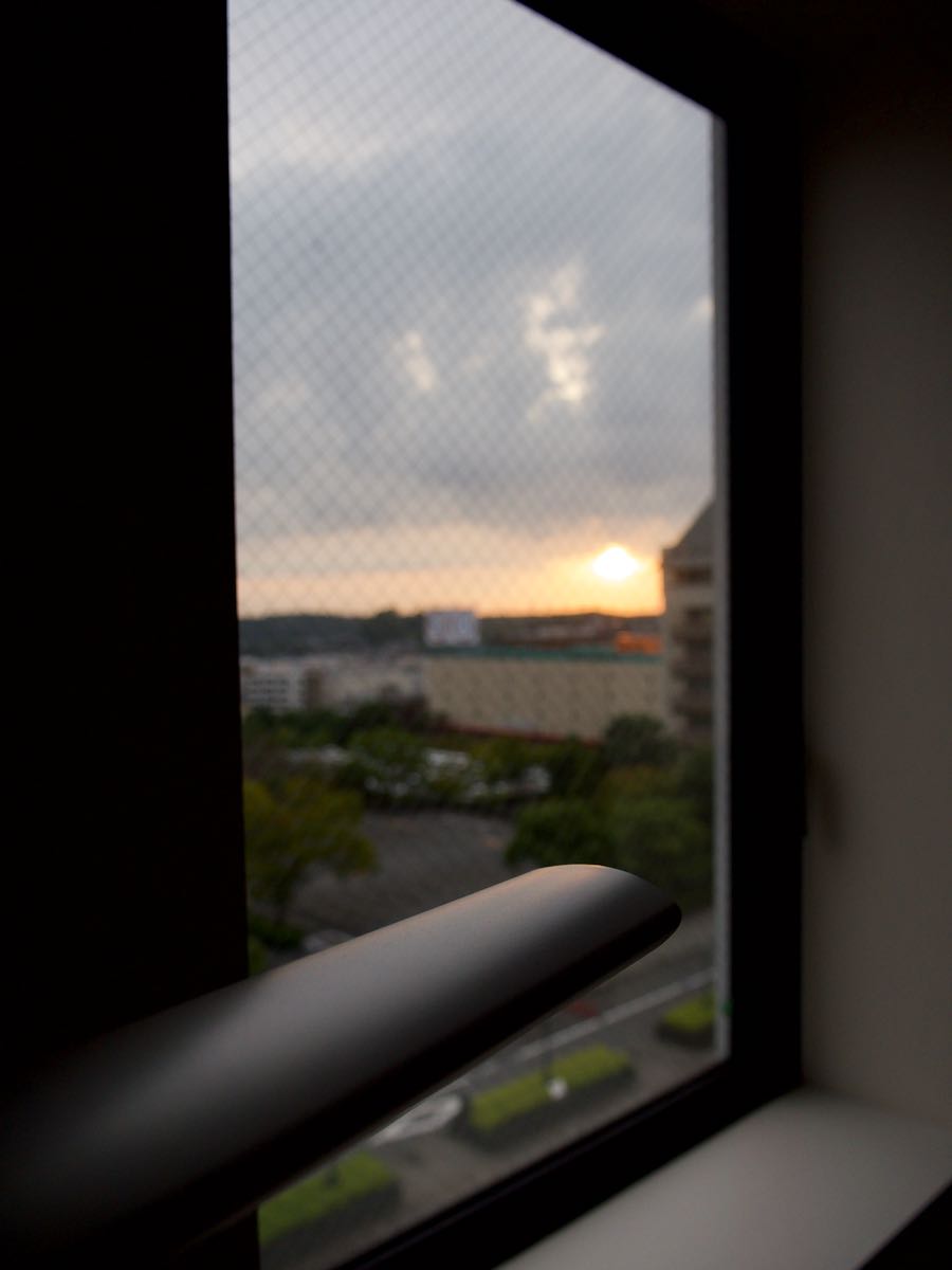 リッチモンド成田で迎えた朝　窓の外の見覚えのある風景　曇りだが空は明るい　撮影：DMC-GX8 + LEICA DG 12-60mm
