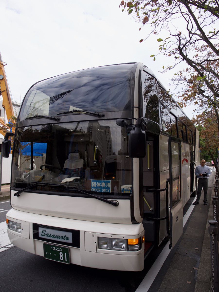 リッチモンドホテルのT１行き無料送迎バス　撮影：DMC-GX8 + LEICA DG 12-60mm