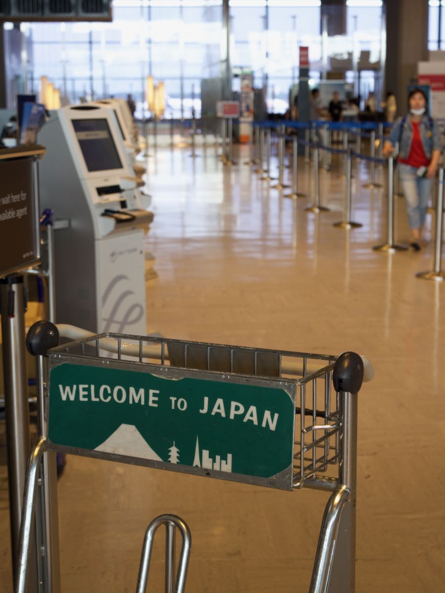 成田空港のカートに書かれた「ウェルカムトゥジャパン」撮影：DMC-GX8 + LEICA DG 12-60mm