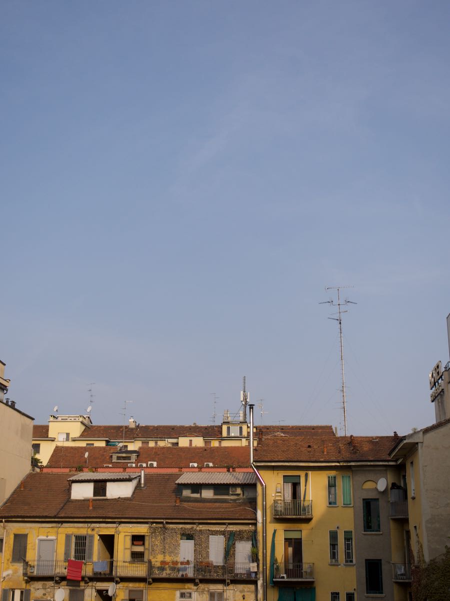 アパートのバルコニーからミラノの空を見る