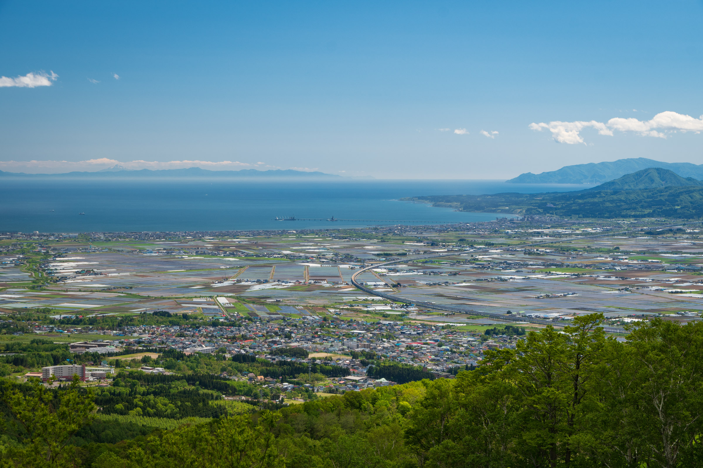 城岱牧場から望む大野平野と津軽半島。遠く岩木山が見える：NIKON D500 + TOKINA 16-50mm + PLフィルター