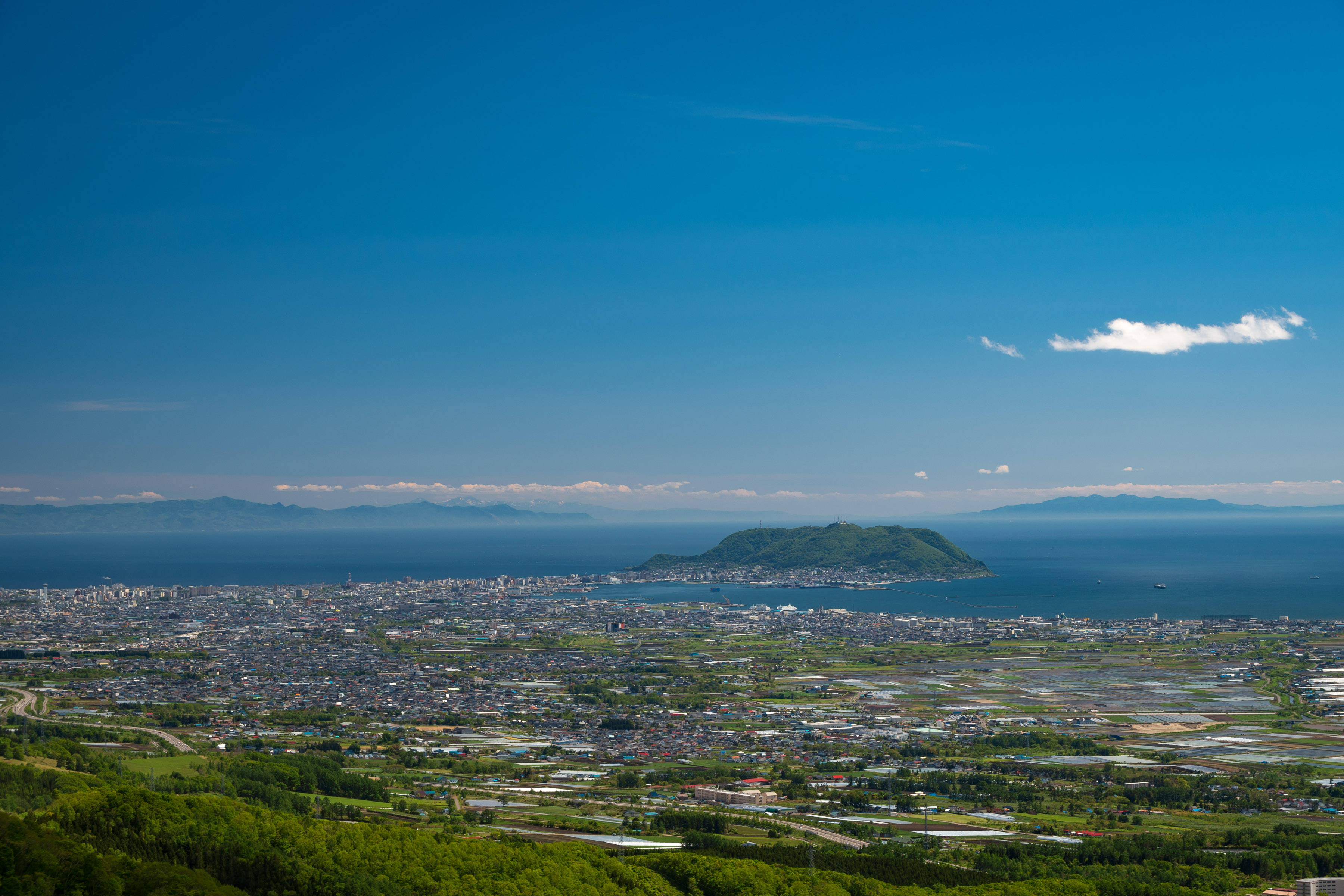 城岱牧場から望む函館市街と函館山と津軽海峡：NIKON D500 + TOKINA 16-50mm + PLフィルター