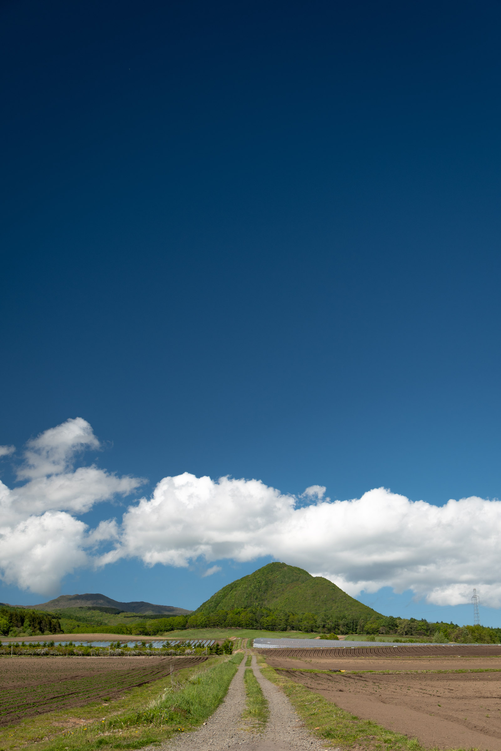 庄司山と紺碧の空、夏の予感：NIKON D500 + TOKINA 16-50mm + PLフィルター