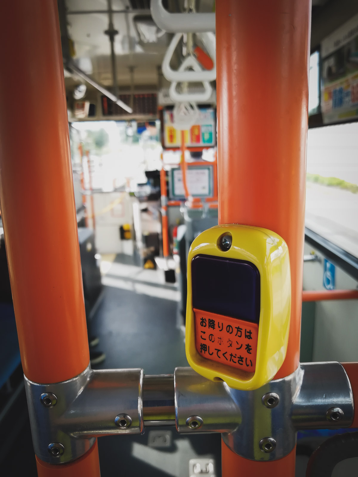 函館バス130系統の車内　降車ボタンのアップ　撮影：HWV31