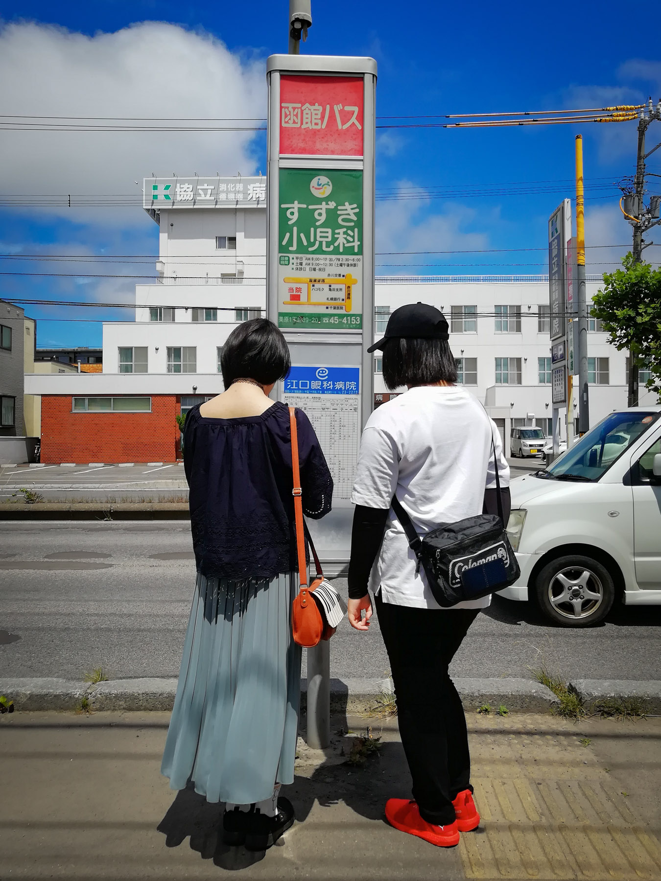 亀田支所前停留所でバスを待つ人