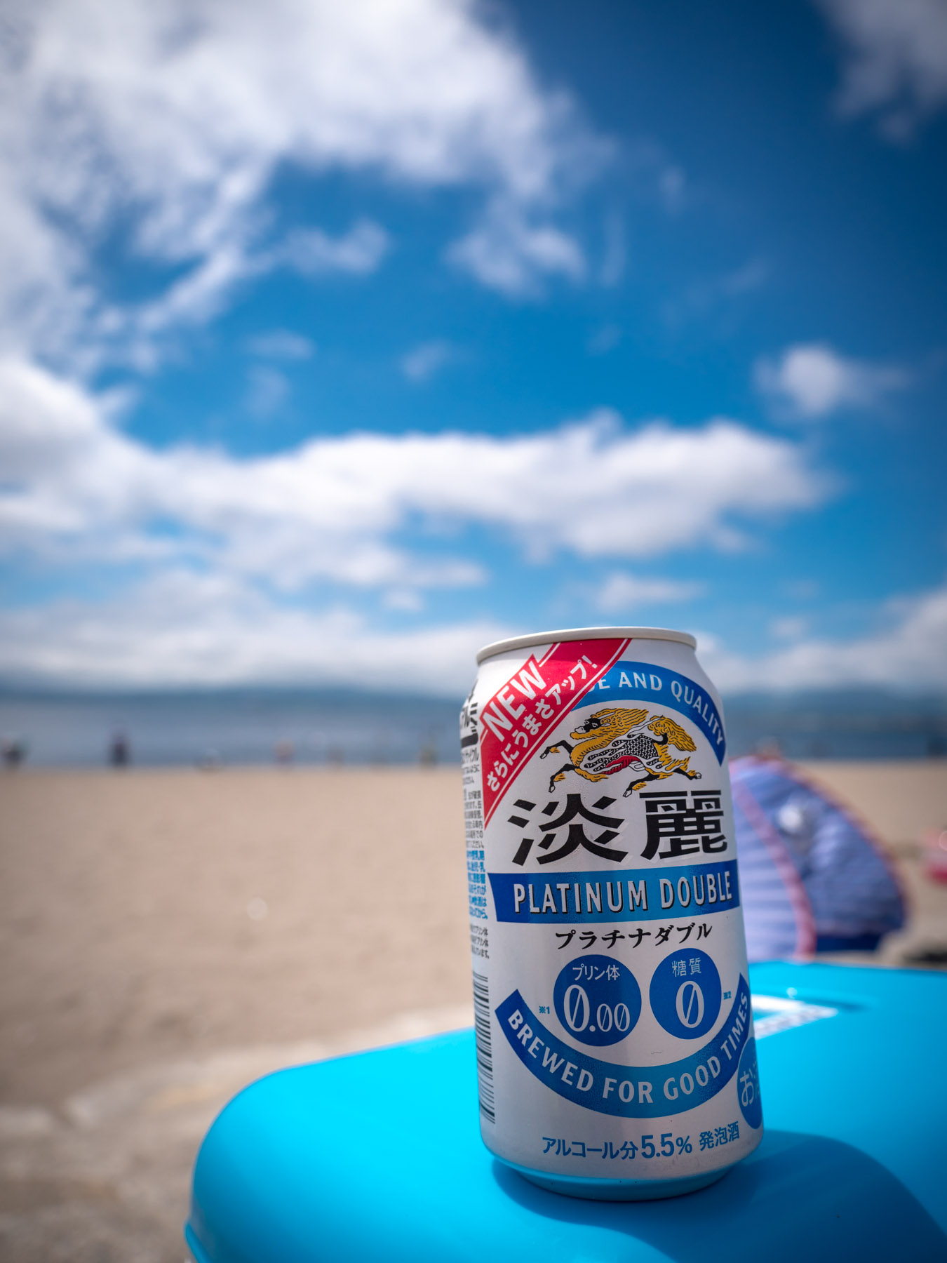 夏の陽差しとよく冷えた缶ビールと青空の浜辺