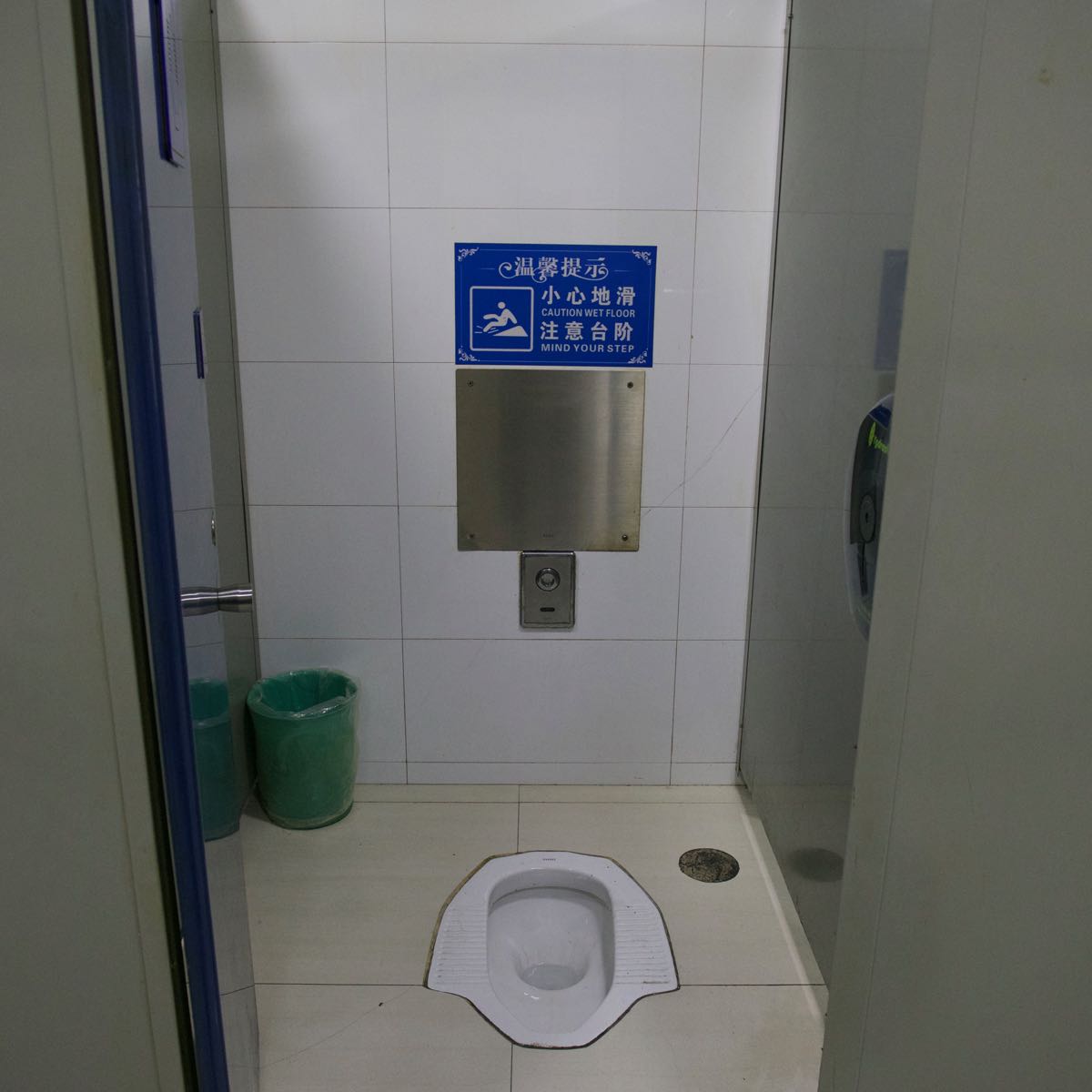 青島空港のトイレ DMC-GX8 + LEICA DG 12-60mm