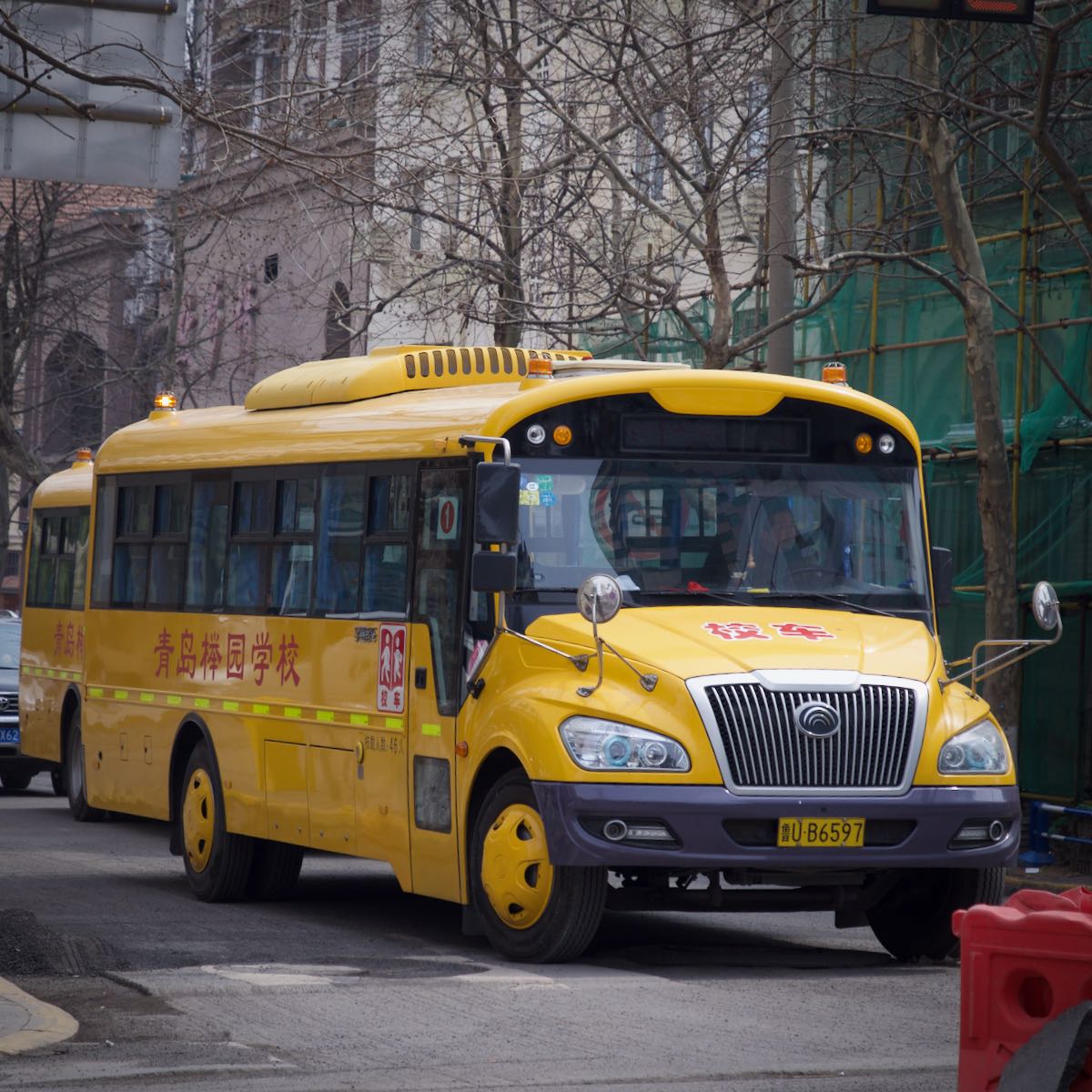 色と形がアメリカンなスクールバス DMC-GX8 + LEICA DG 12-60mm