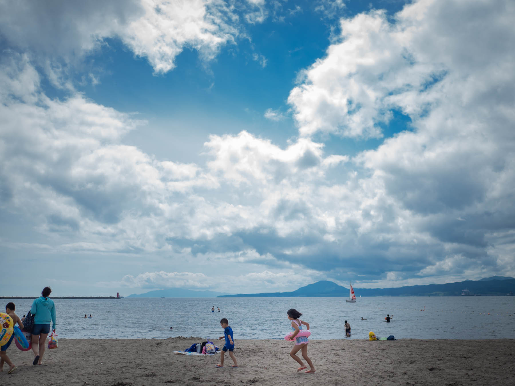 夏空と七重浜海水浴場と戯れる子供たち