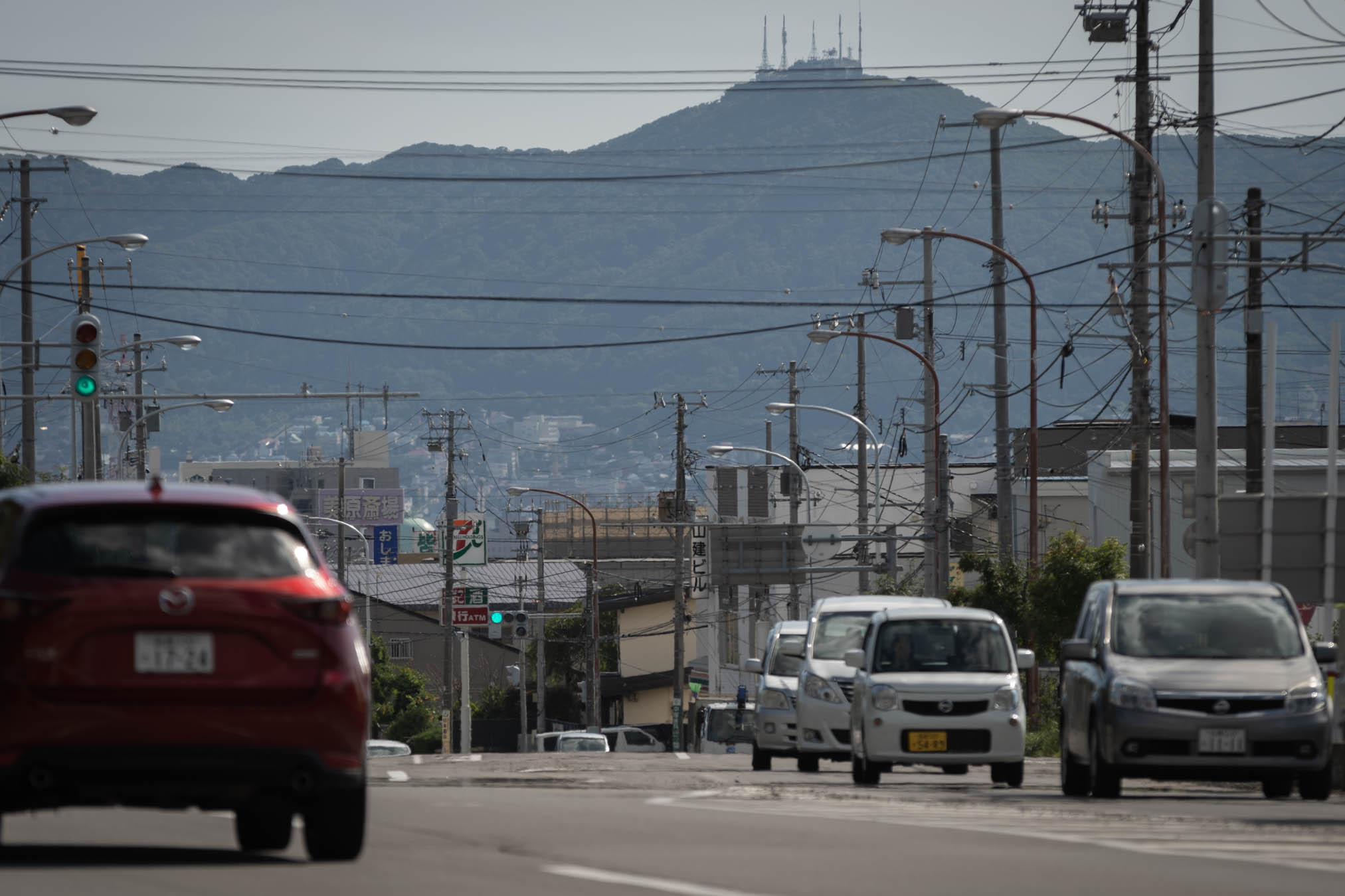 赤川1丁目交差点の風景と遠景の函館山