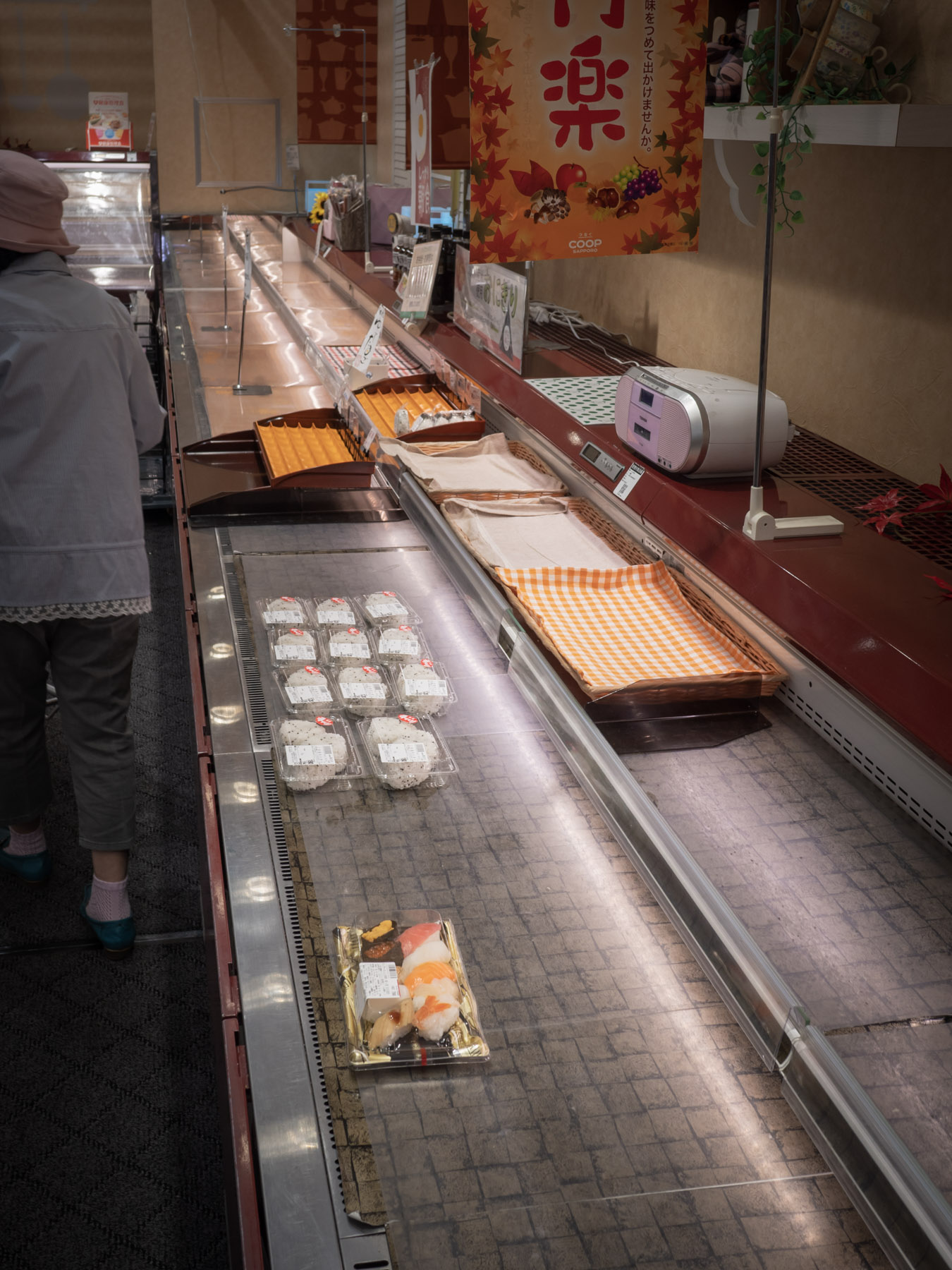 コープさっぽろ石川店の惣菜コーナーにひとつだけ残った握り寿司のパック