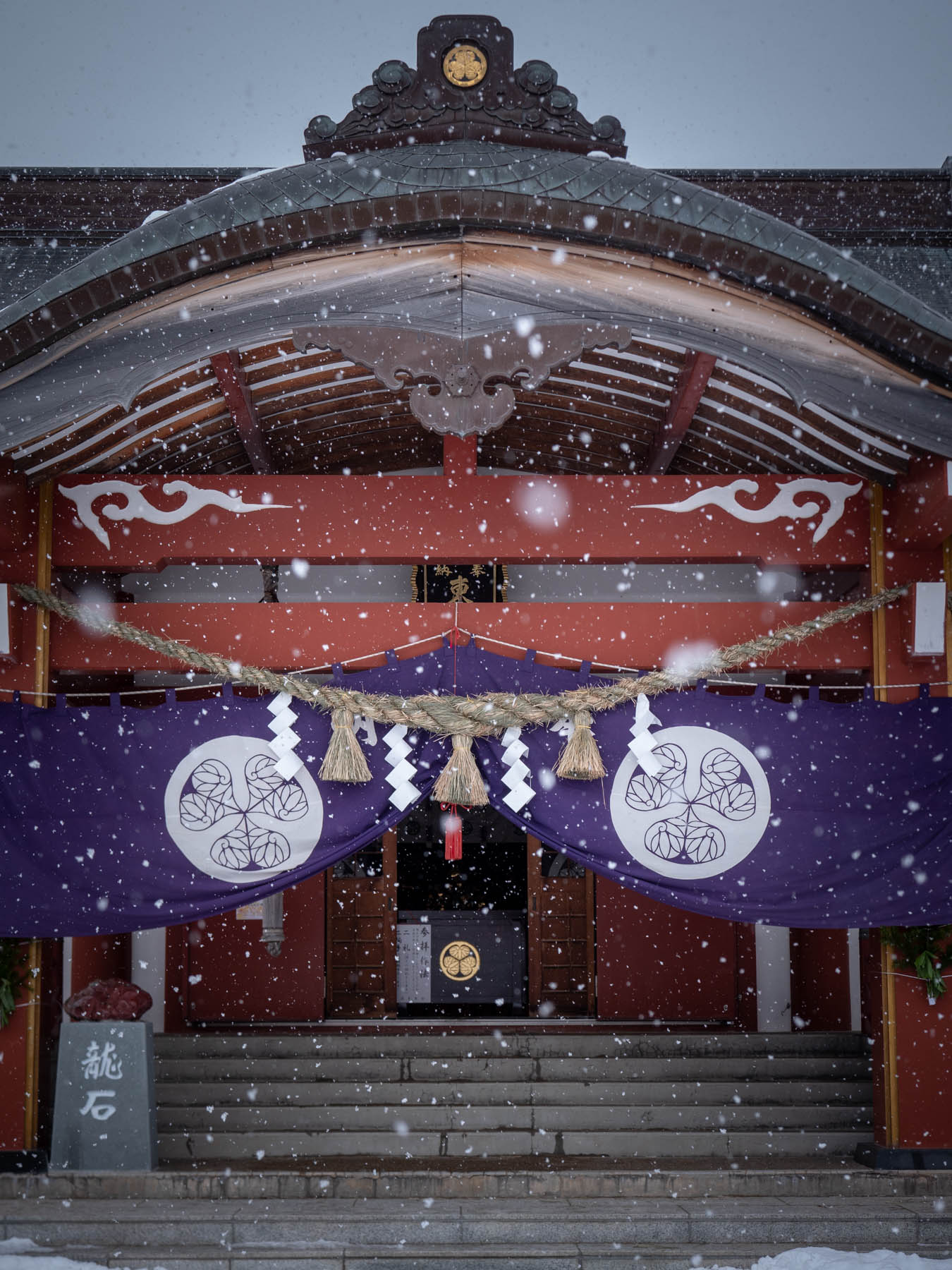 雪の舞う北海道東照宮の本殿 　撮影：DMC-GX8 + LEICA DG 12-60mm