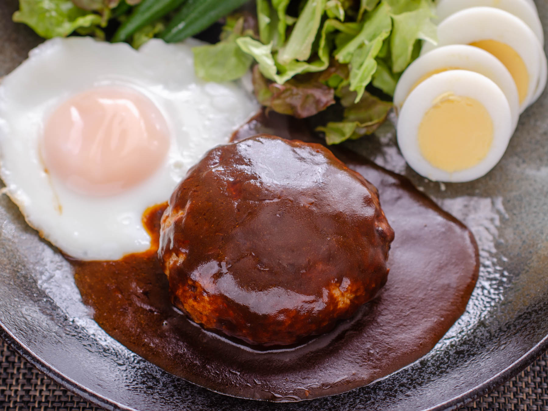 皿に盛り付けた味の素「洋食亭」ハンバーグ　撮影：NIKON D7000 + SIGAMA 50mm