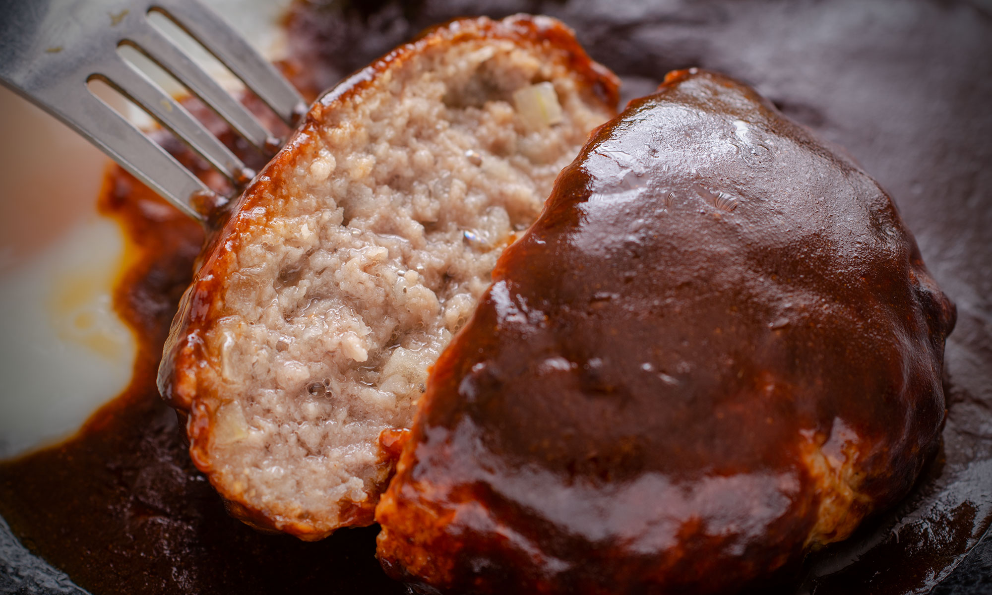 味の素「洋食亭」ハンバーグの肉汁をたっぷり含んだ美しい断面　撮影：NIKON D7000 + SIGAMA 50mm