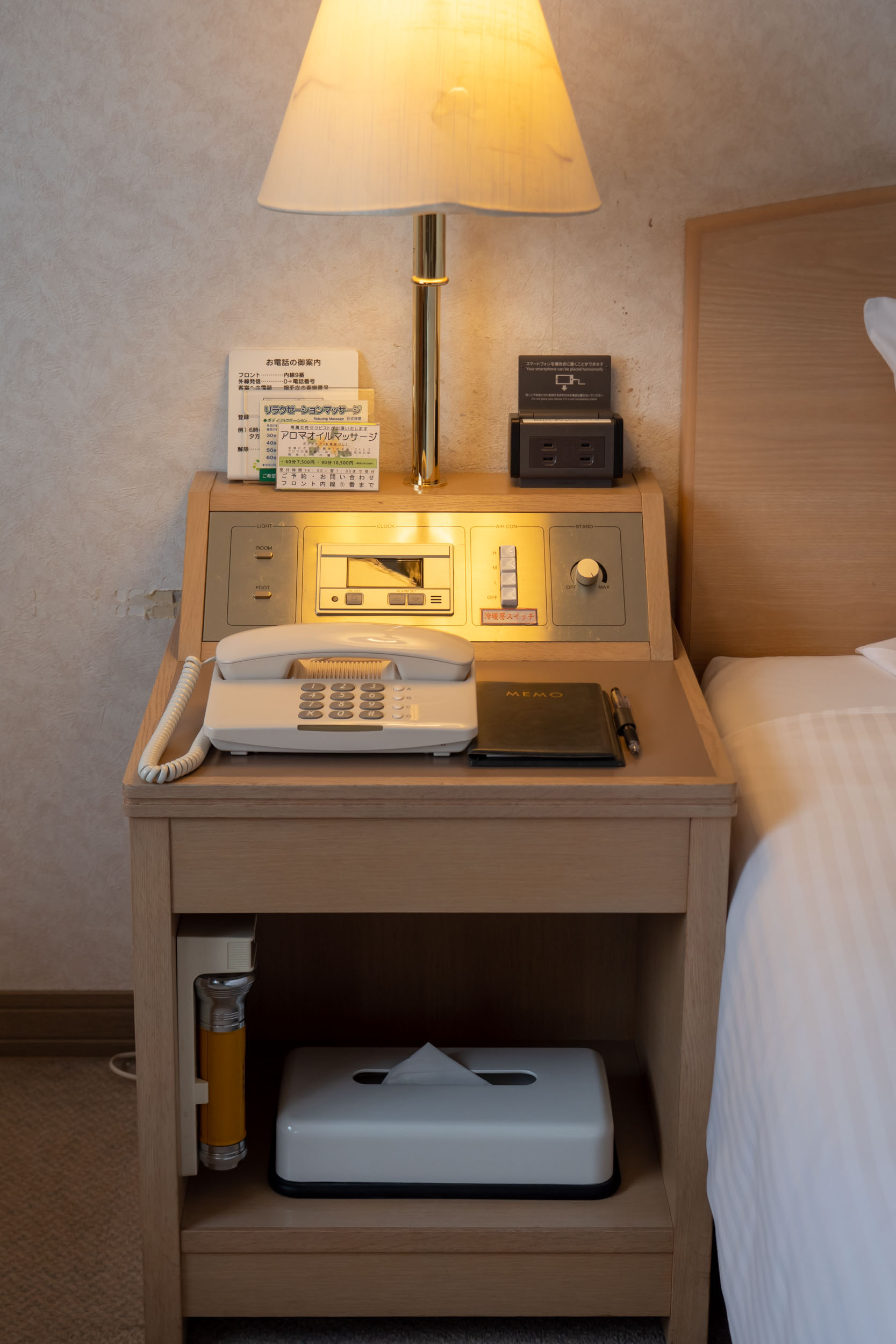札幌第一ホテルのベッドサイドデスク　DMC-GX8 + LEICA DG 12-60mm