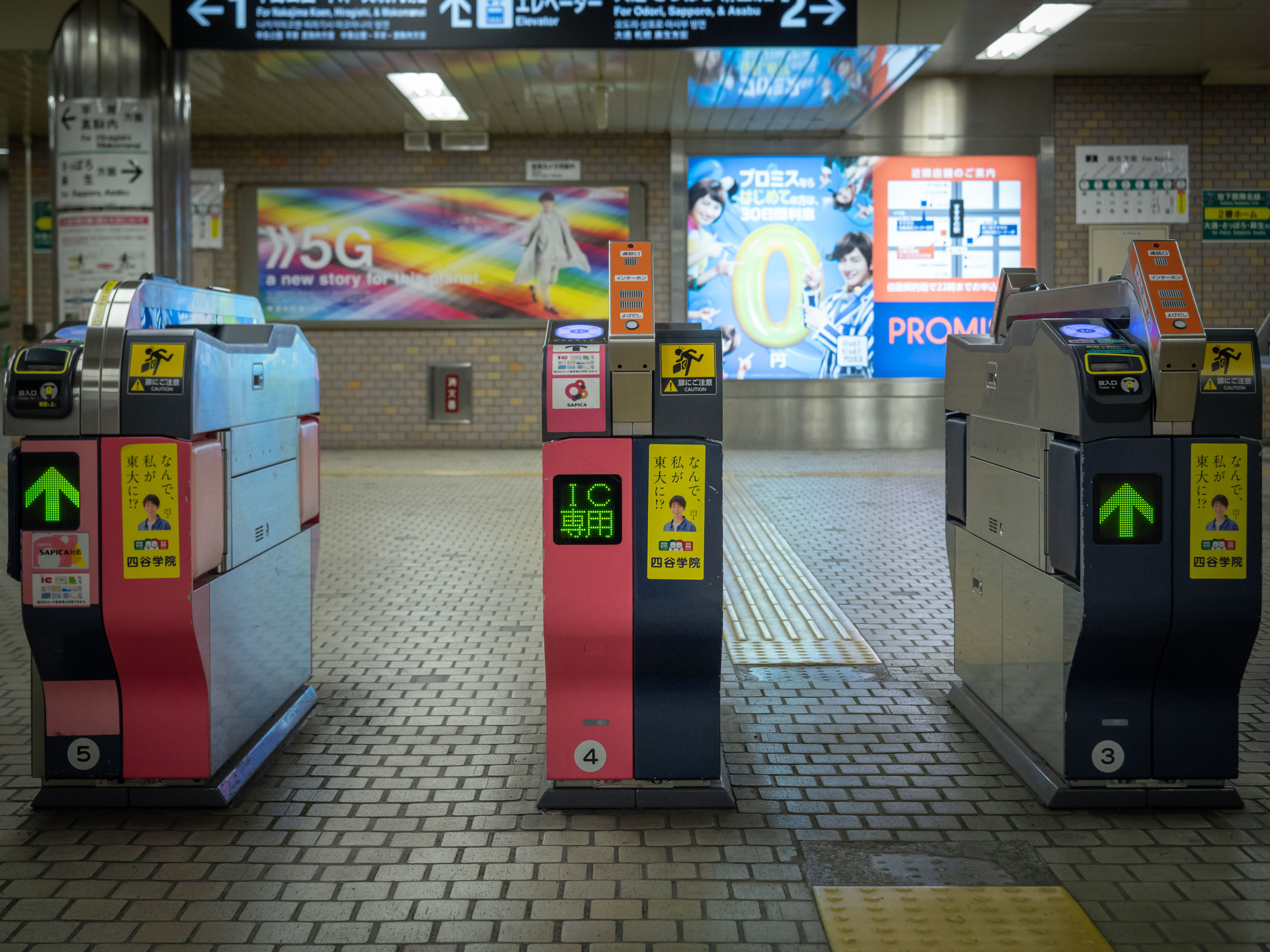 地下鉄すすきの駅の改札口　DMC-GX8 + LEICA DG 12-60mm
