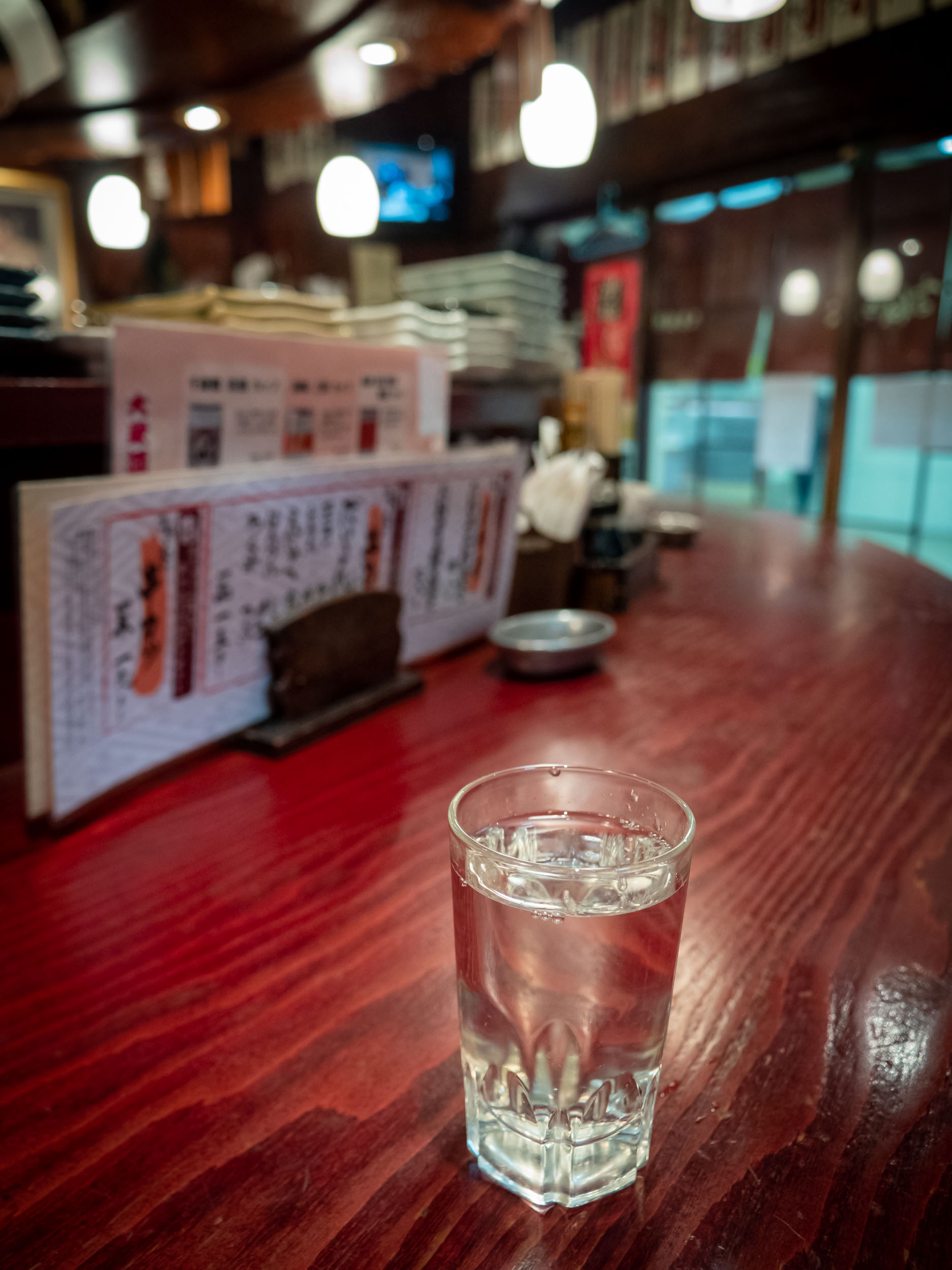  大衆酒場まねき屋 本店のカウンターと日本酒　DMC-GX8 + LEICA DG 12-60mm