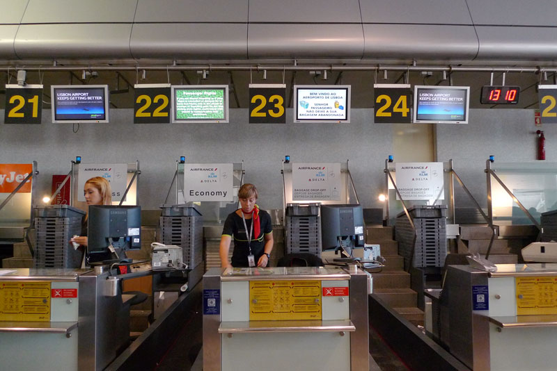 予定時刻を10分過ぎてようやくオープン準備を始めたリスボン空港のチェックインカウンター　撮影：DMC-LX3