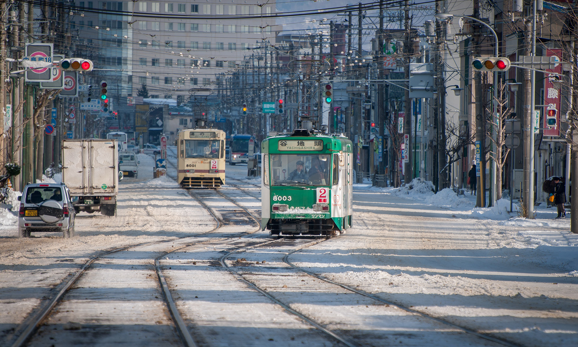 雪の朝の函館市電