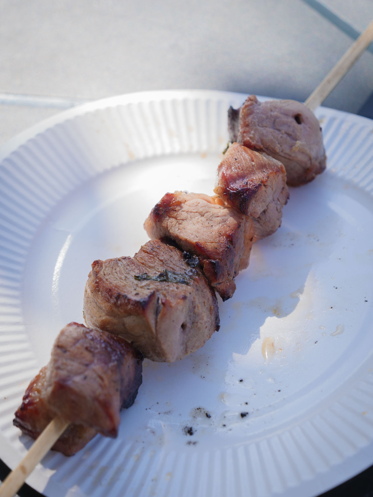 ゴロリとした牛肉が5片刺さったロシアの串焼きチャリシリク一串600円税込