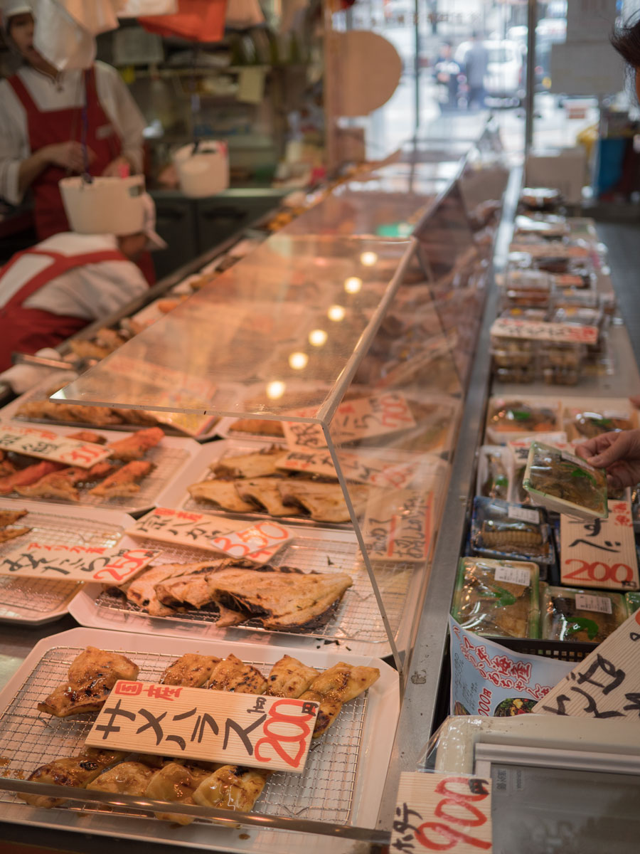 弘前「虹のマート」の焼き魚専門店にずらり並んだ焼き魚