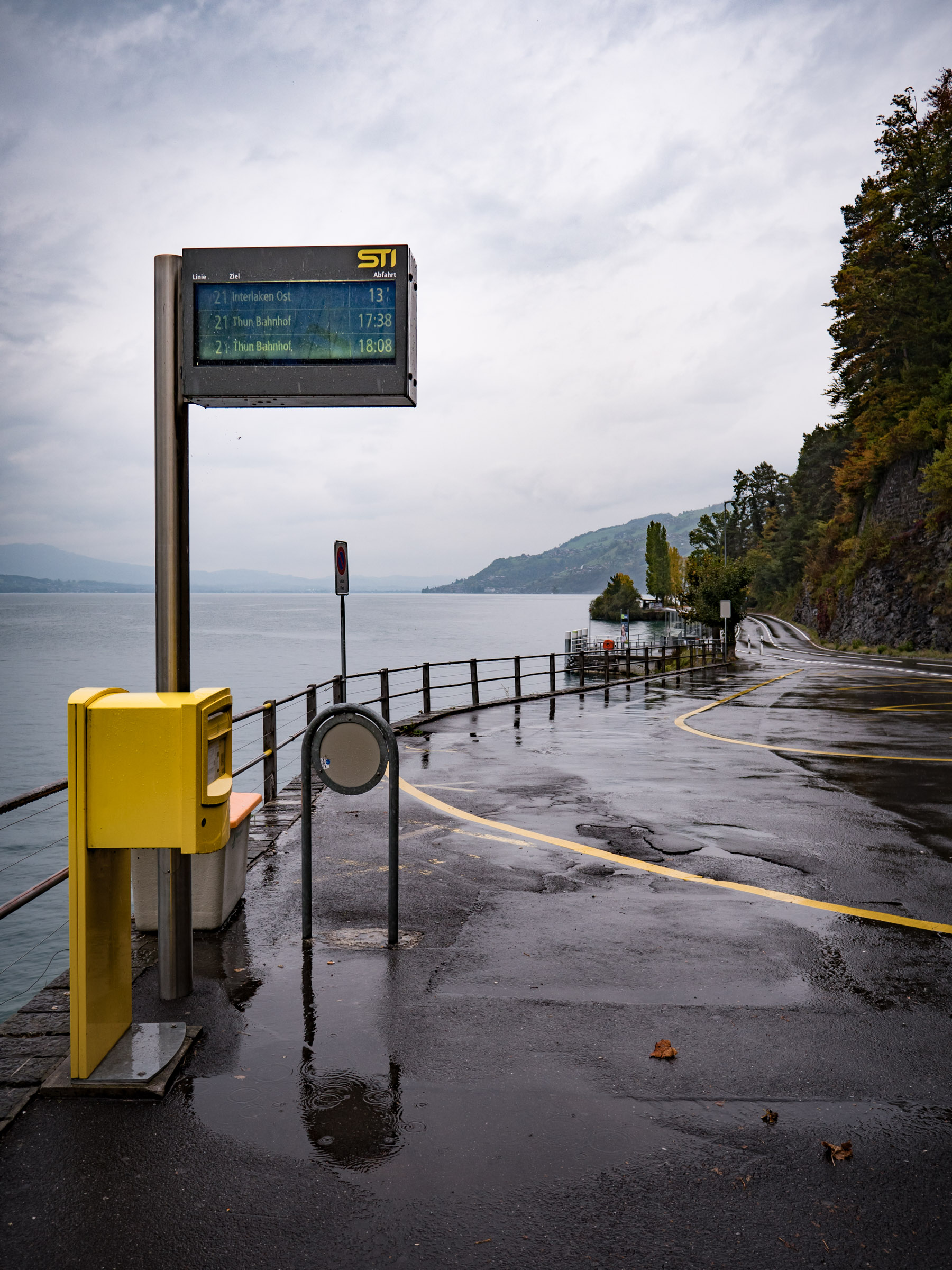 雨に濡れるトゥーン湖畔のバス亭と乗船場DMC-GX8 + LEICA DG 12-60mm