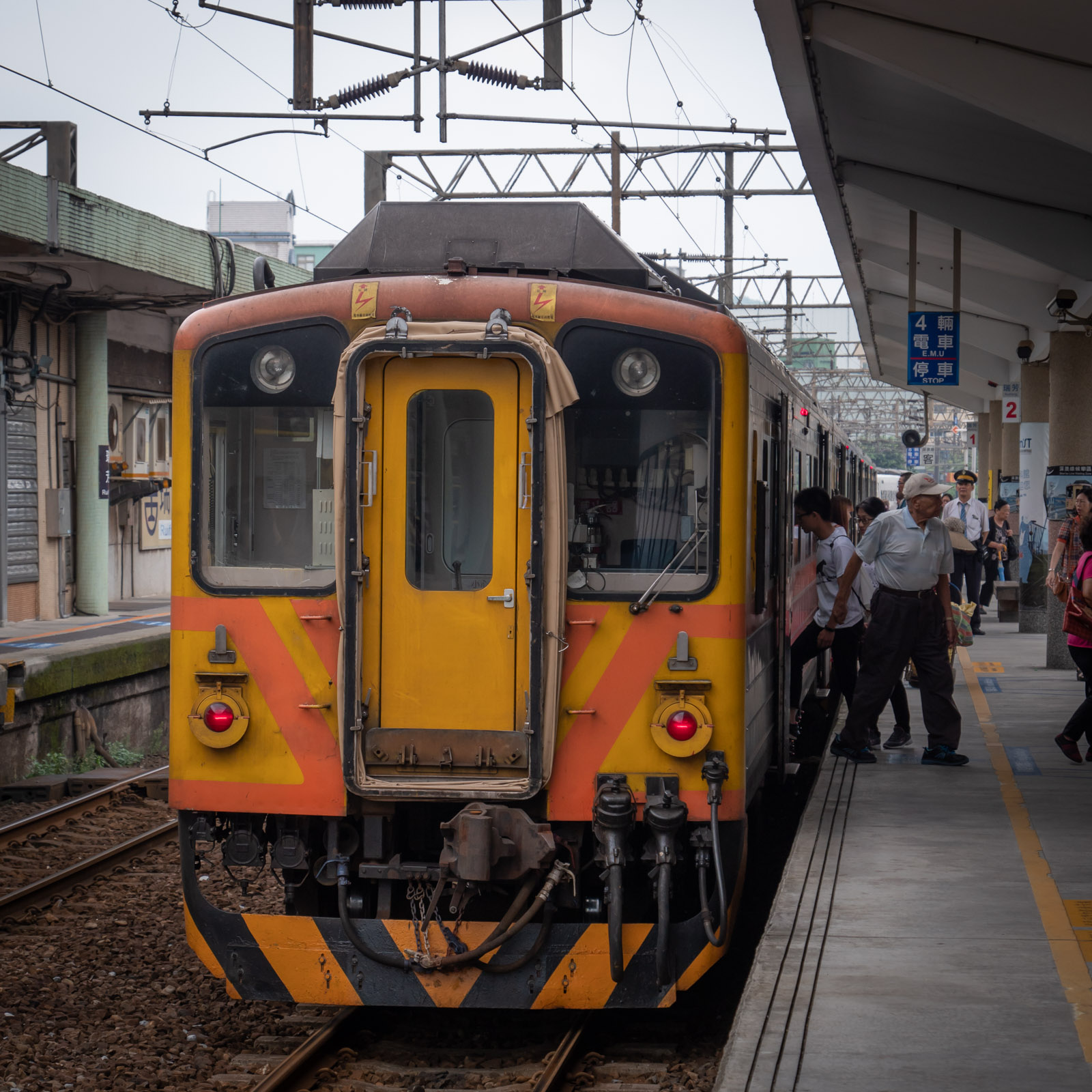 瑞芳駅で乗降中の普通列車