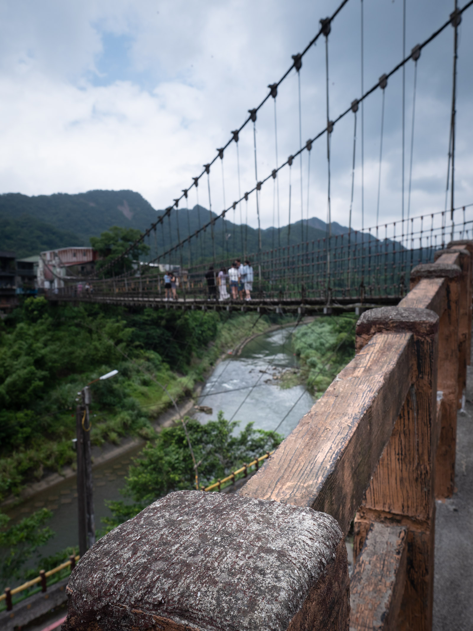 静安吊橋へのアプローチと基隆河