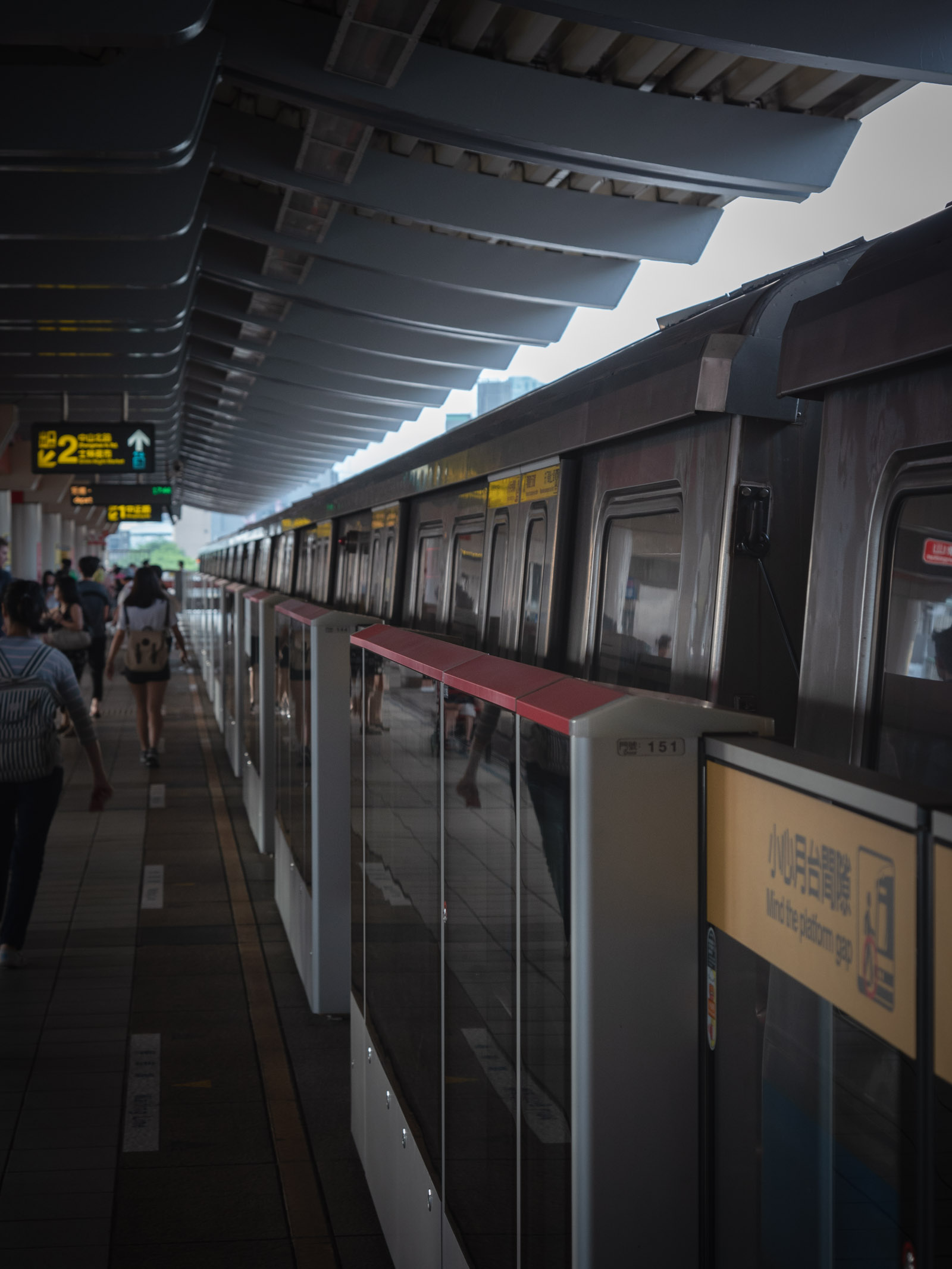 士林駅のホームドアと台北駅方向のMRT