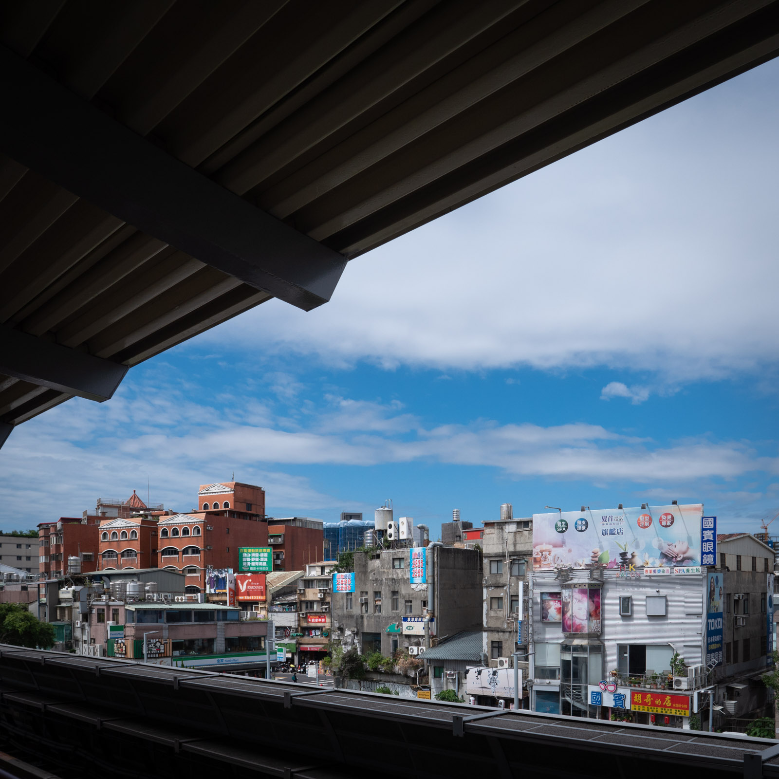 MRT士林駅ホームから見えた青空