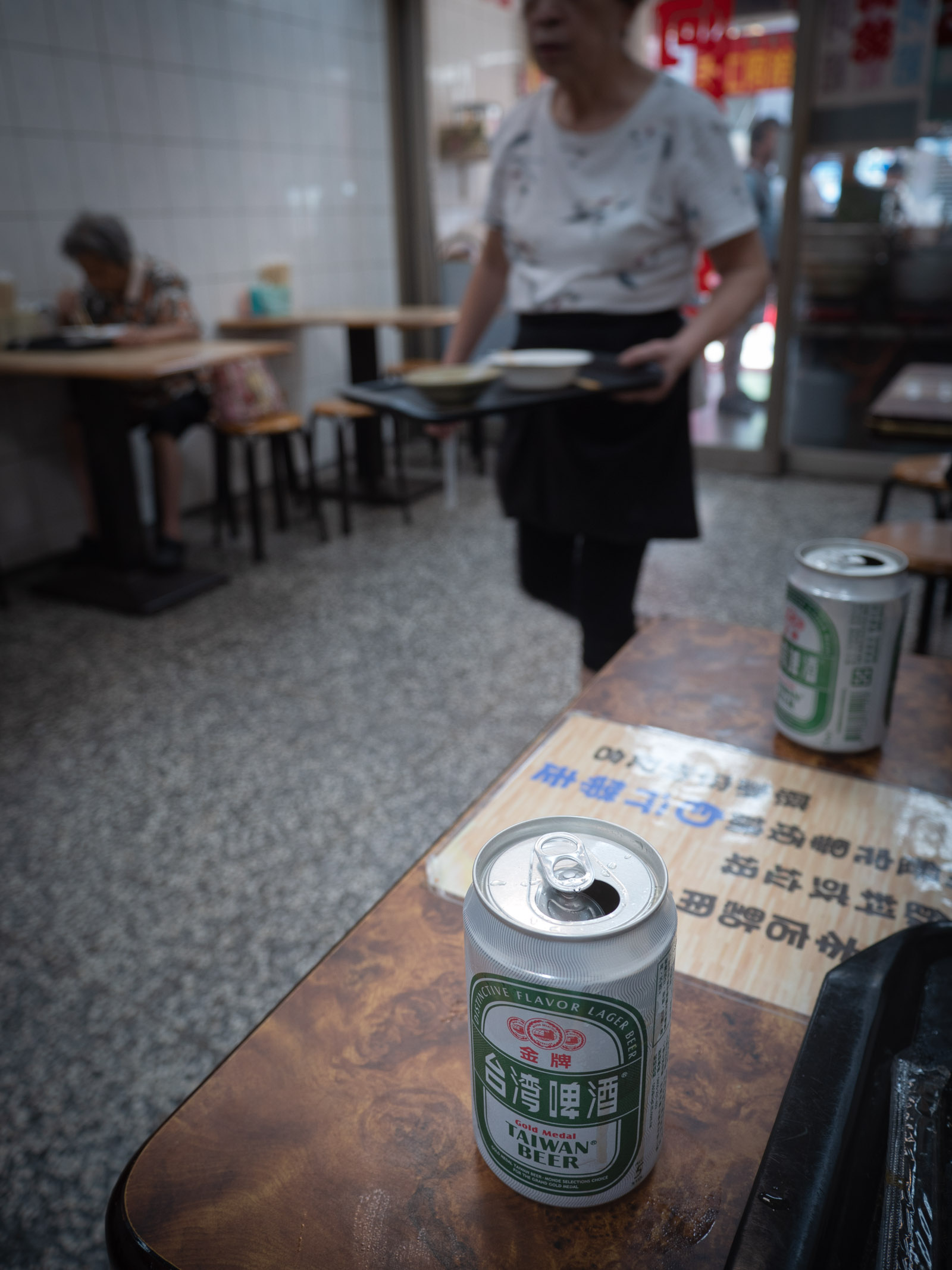 淡水「阿給魚丸湯」のテーブルに置いた台湾ビール